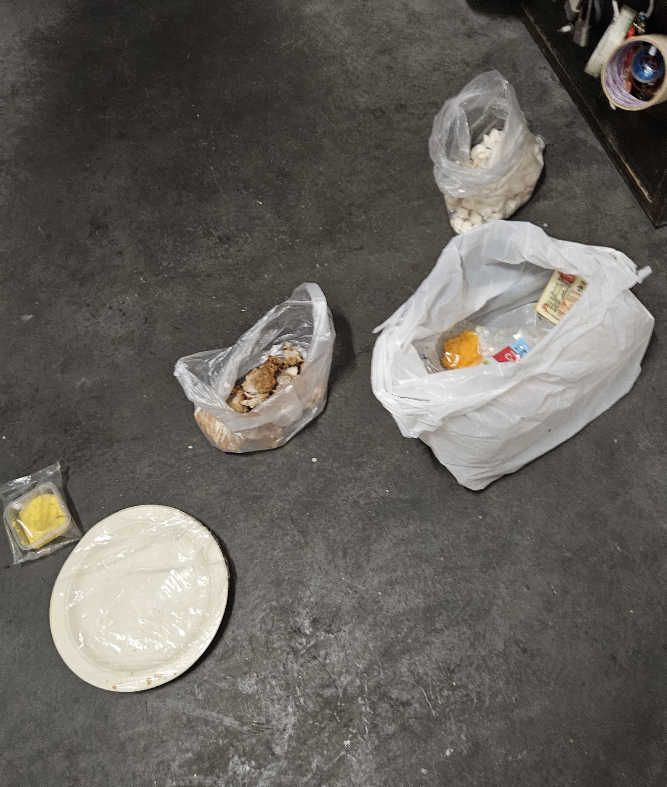 黄女士的家门前摆放着不少捡来的食物,供她自己和鸽子食用。(庄耿闻摄)