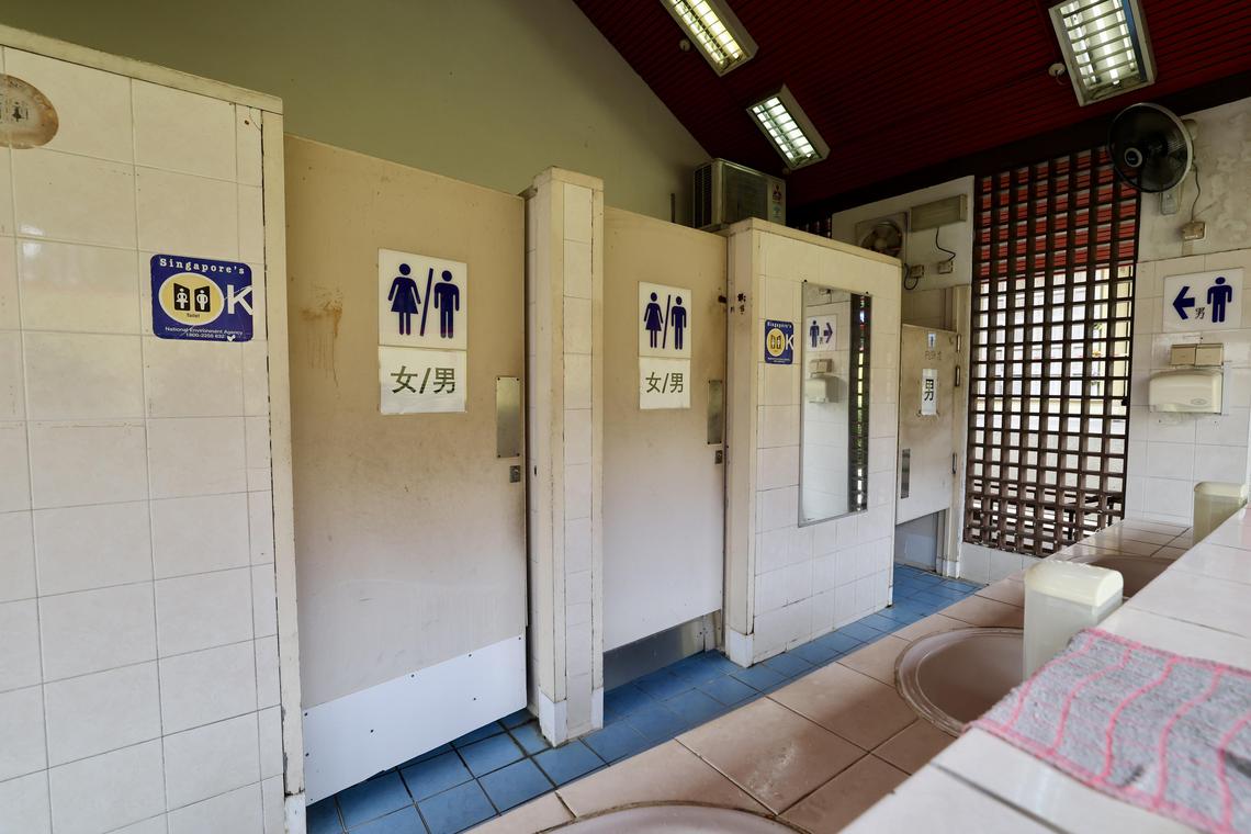 义顺骨灰瓮安置所的男女通用厕所将改建,分成男厕和女厕。(邬福梁摄)