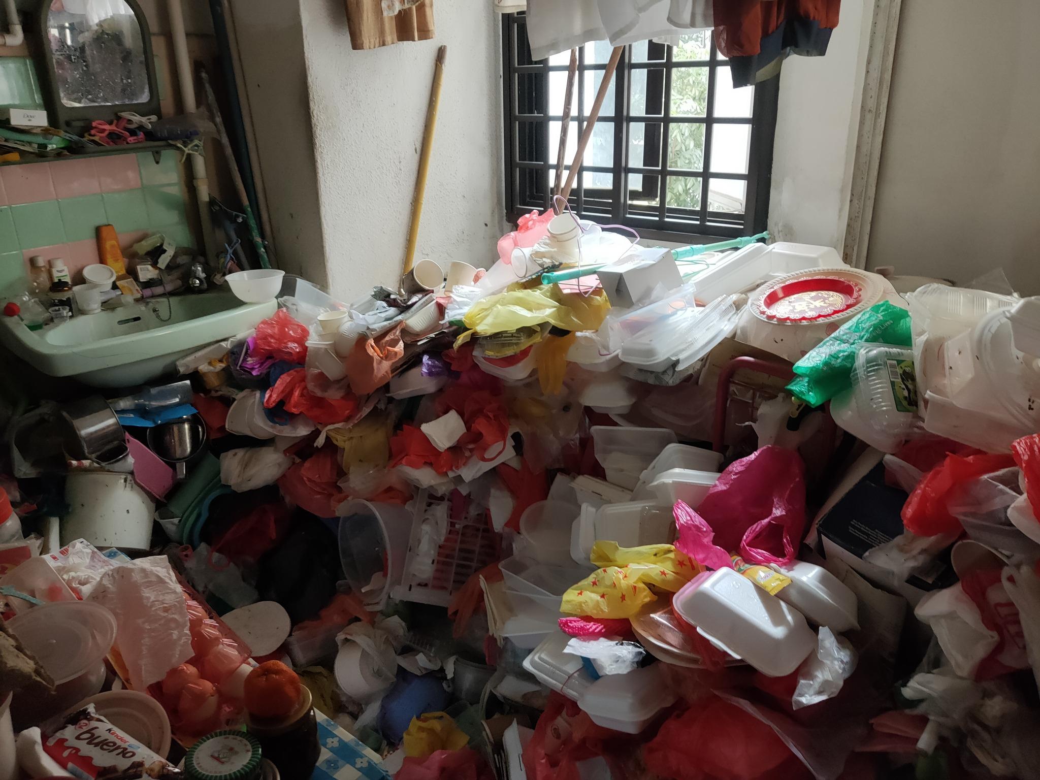 有些人会囤积特定物品,例如一次性打包盒等东西都舍不得丢。(Helping Joy助乐慈善机构提供)