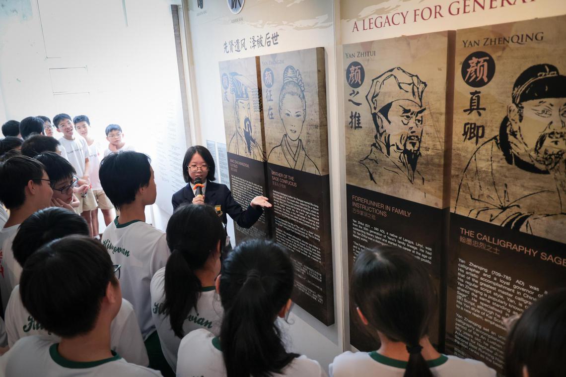 学生领袖向参观颜氏文化馆的学生介绍颜氏历代名人。(张俊杰摄)