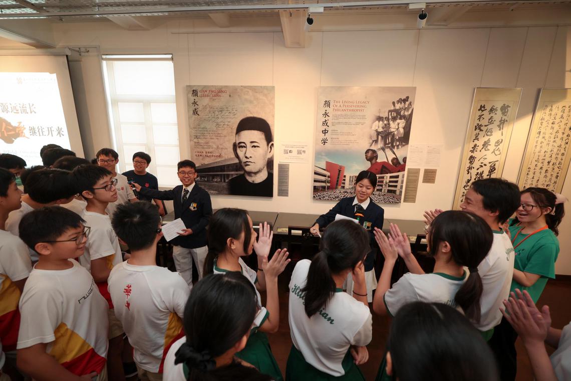安德逊中学学生领袖的精彩导览,把在场学生逗得乐开怀。(张俊杰摄)