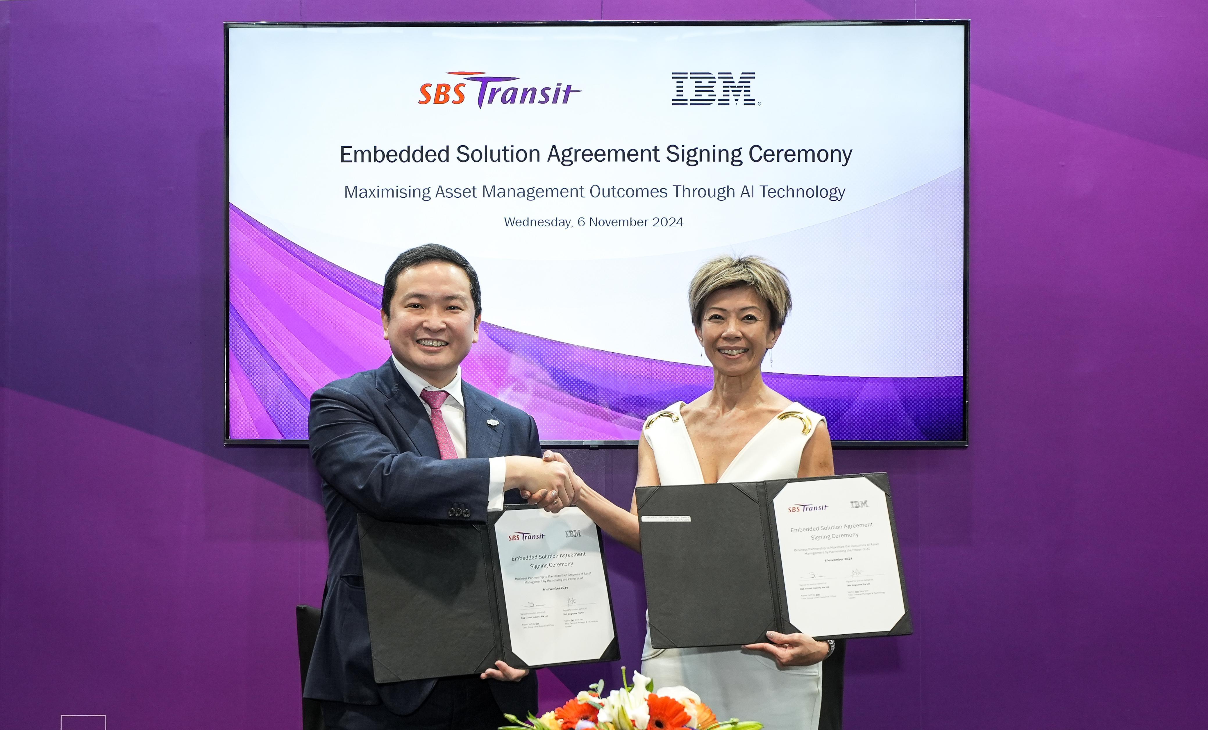 新捷运集团总裁沈维明(左)和国际商业机器公司(IBM)新加坡总经理和科技主管陈秀珊(右),星期三在新加坡国际交通大会暨展会上签署协定,开展新的业务合作。(新捷运提供)