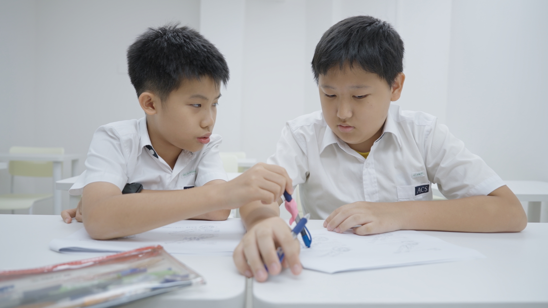 高才班学生刘泓皓和好友李佳奕都觉得GEP的独特学习体验若流失很可惜。(视频截图)