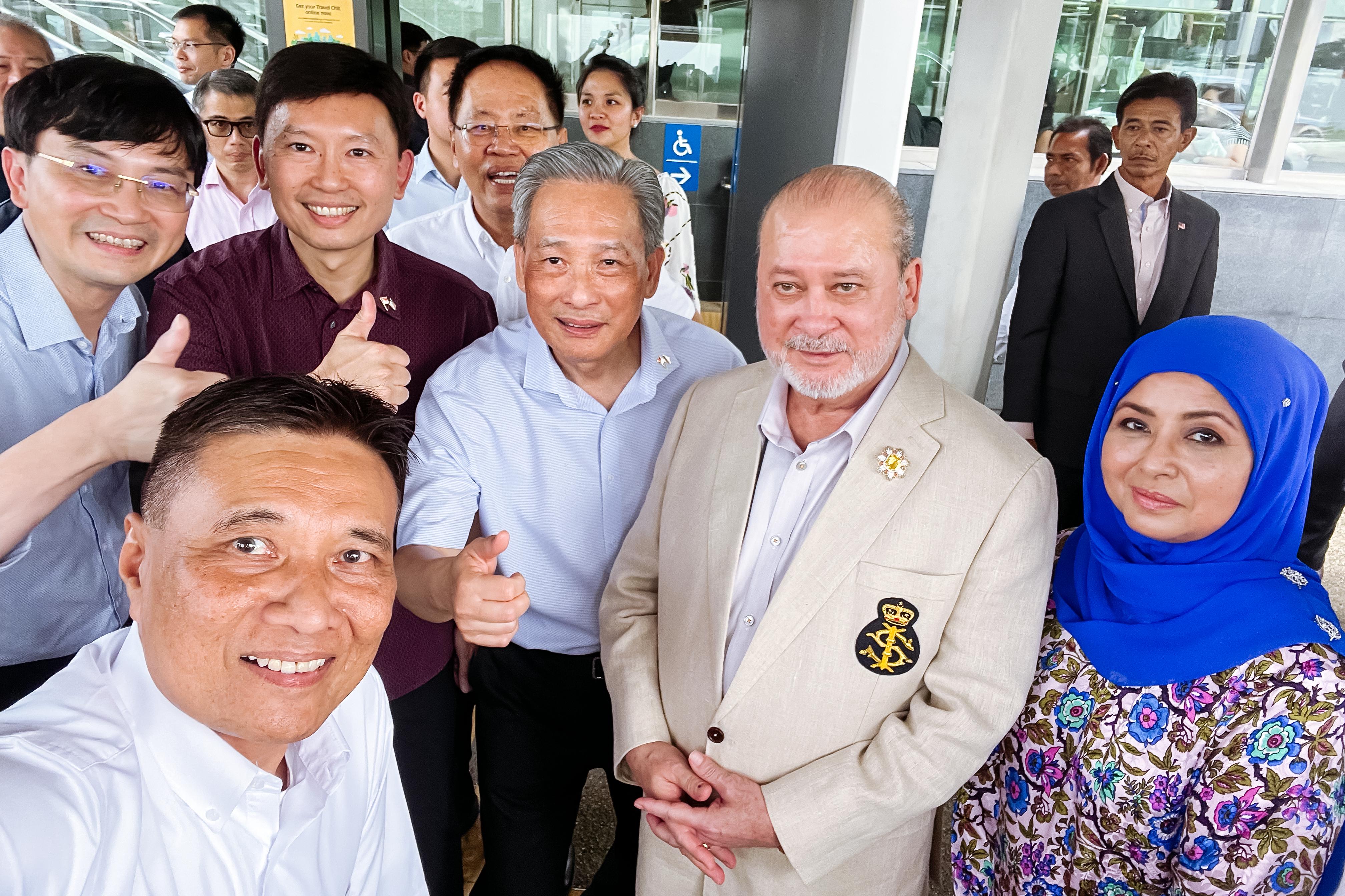 马来西亚国家元首苏丹依布拉欣(右二)和元首后拉惹查丽苏菲亚(右一)今年5月到访新加坡时,搭乘汤东线列车到兀兰北站,了解新柔地铁工程的进展。图后排左起为SMRT集团总裁鄞云斌、交通部长兼财政部第二部长徐芳达、SMRT主席佘文民,以及SMRT董事阿布巴卡(前排左一)。(SMRT提供)
