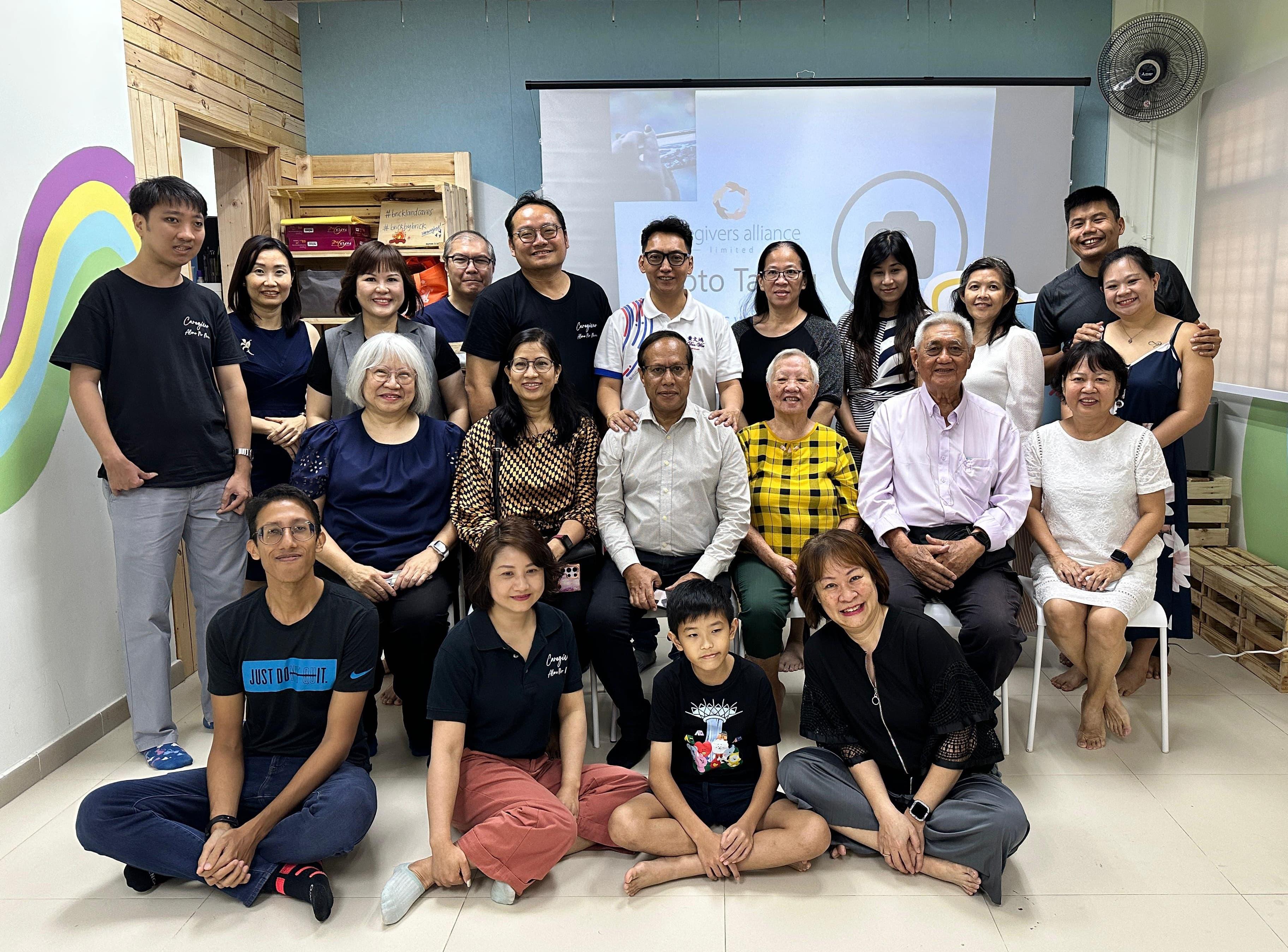 参加碧林社区精神疾病照顾者互助培训课程的首批10名学员和照顾者联盟,以及蔡厝港集选区碧林分区基层组织代表合影。(受访者提供)