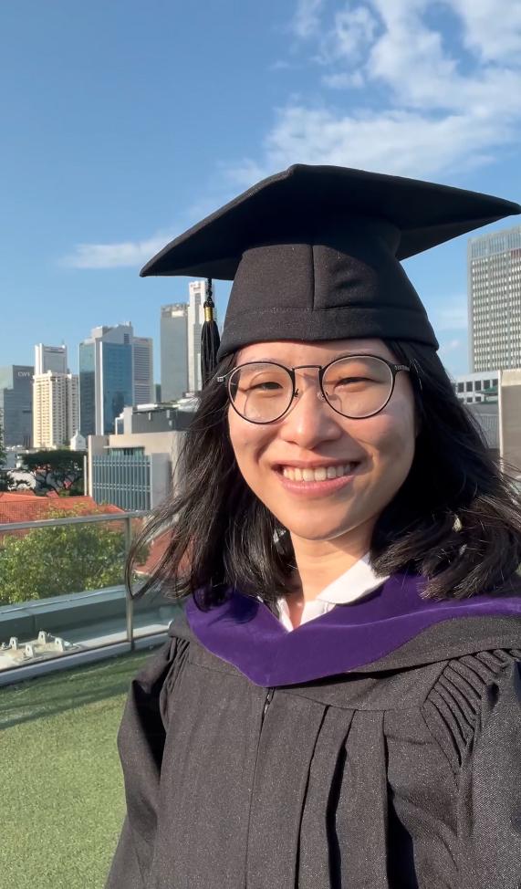 张平在新加坡管理大学杨邦孝法学院攻读学士后法律课程学位,她于今年10月荣获法学院颁发的无偿服务最佳奉献精神奖。她意识到,法律在解决社会不平等上也有局限,无法完全改变弱势群体面临的深层问题。(受访者提供)