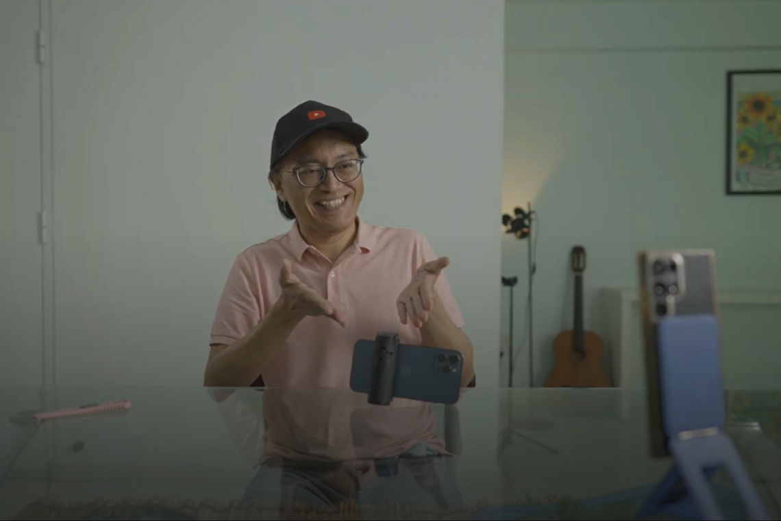 李永忠为科技品牌拍摄产品评估视频。(视频截图)