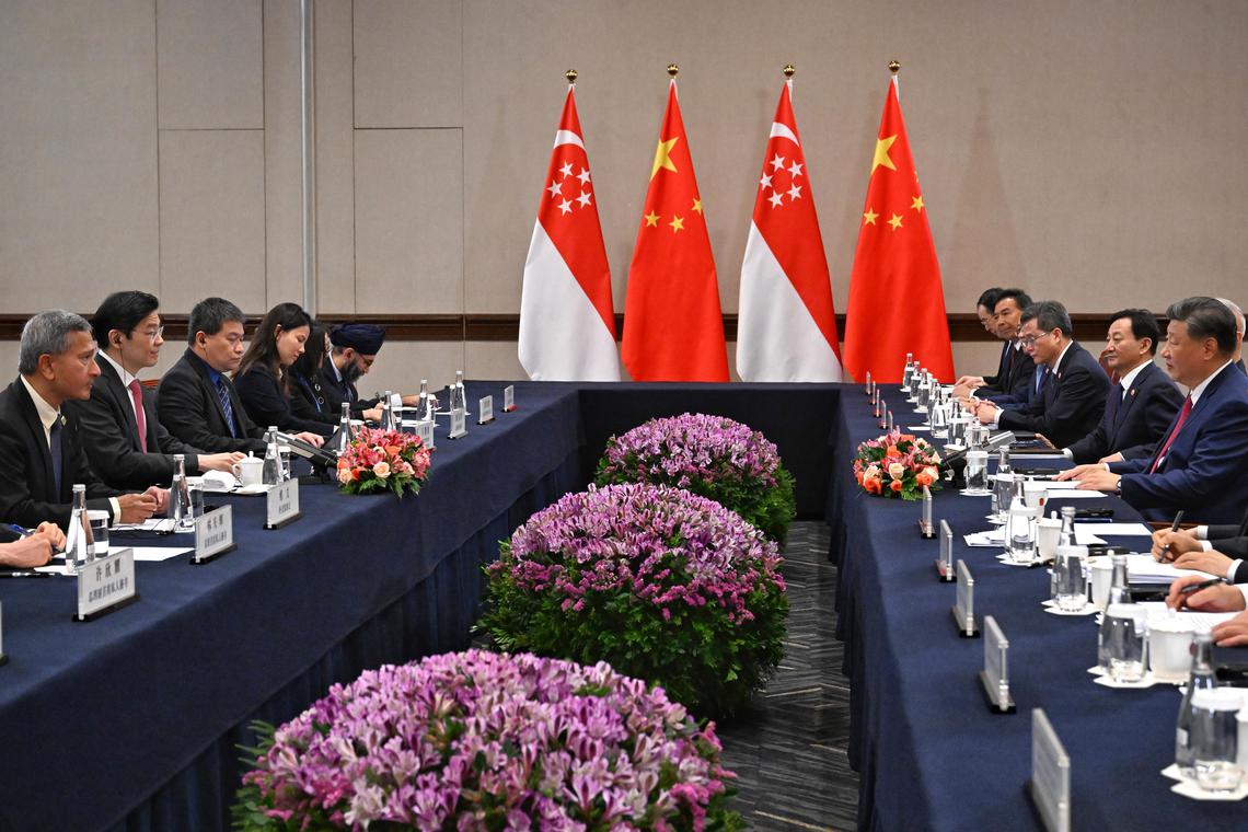 我国总理兼财政部长黄循财(左三)和中国国家主席习近平(右三)在秘鲁利马出席亚太经合峰会期间会晤。(海峡时报)