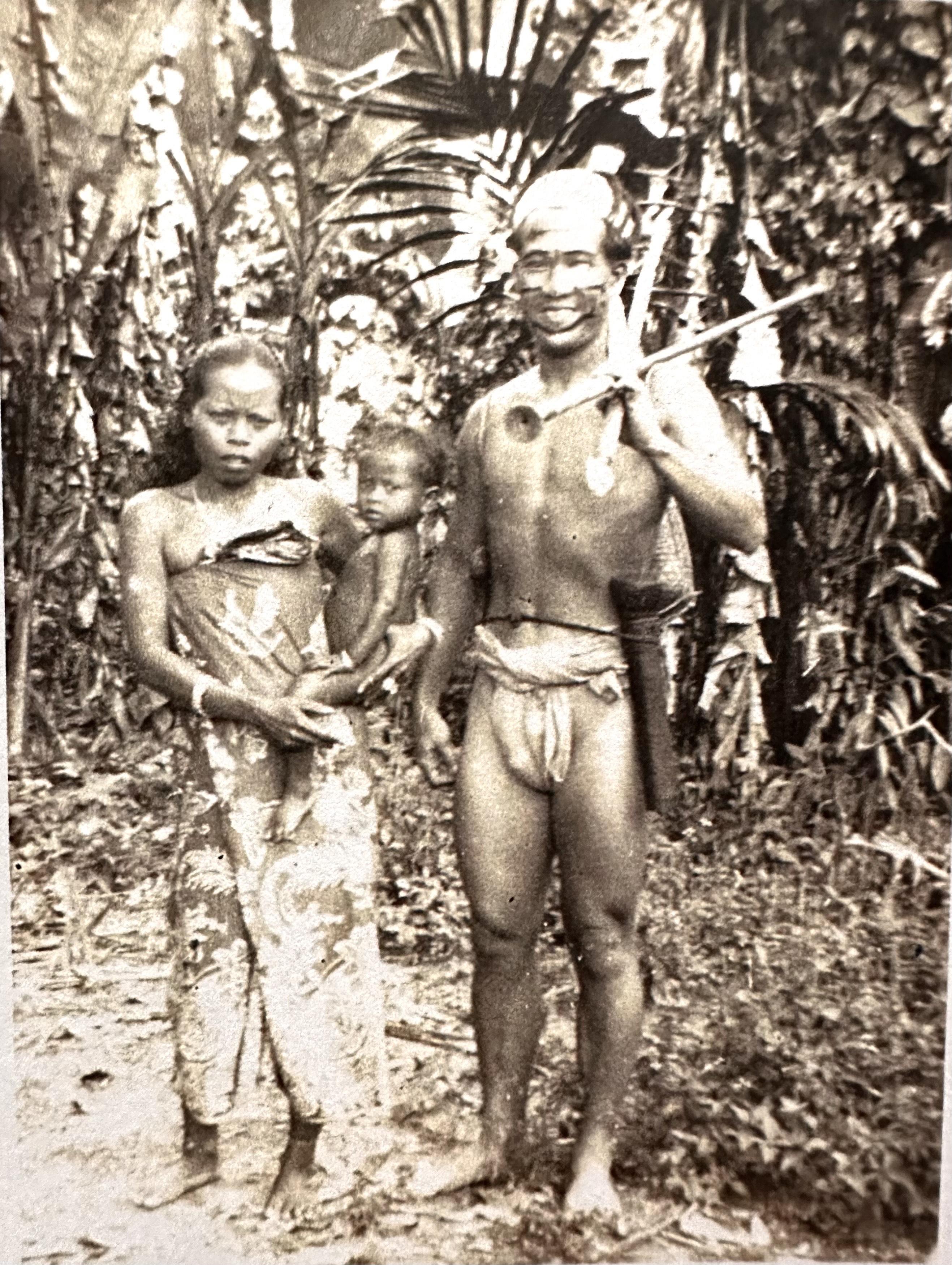 1961年周尚文重访彭亨河上游的原住民地区,打扮成原住民。(受访者提供)