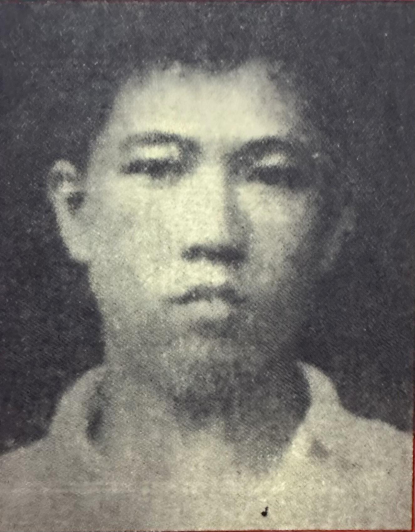 联邦军派出飞机不时在森林上空盘旋,用华语广播招降和新闻,同时派发传单“威迫利诱”森林里的马共成员放弃斗争。这是周尚文在传单上的人头照,也是加入游击战唯一照片。(受访者提供)