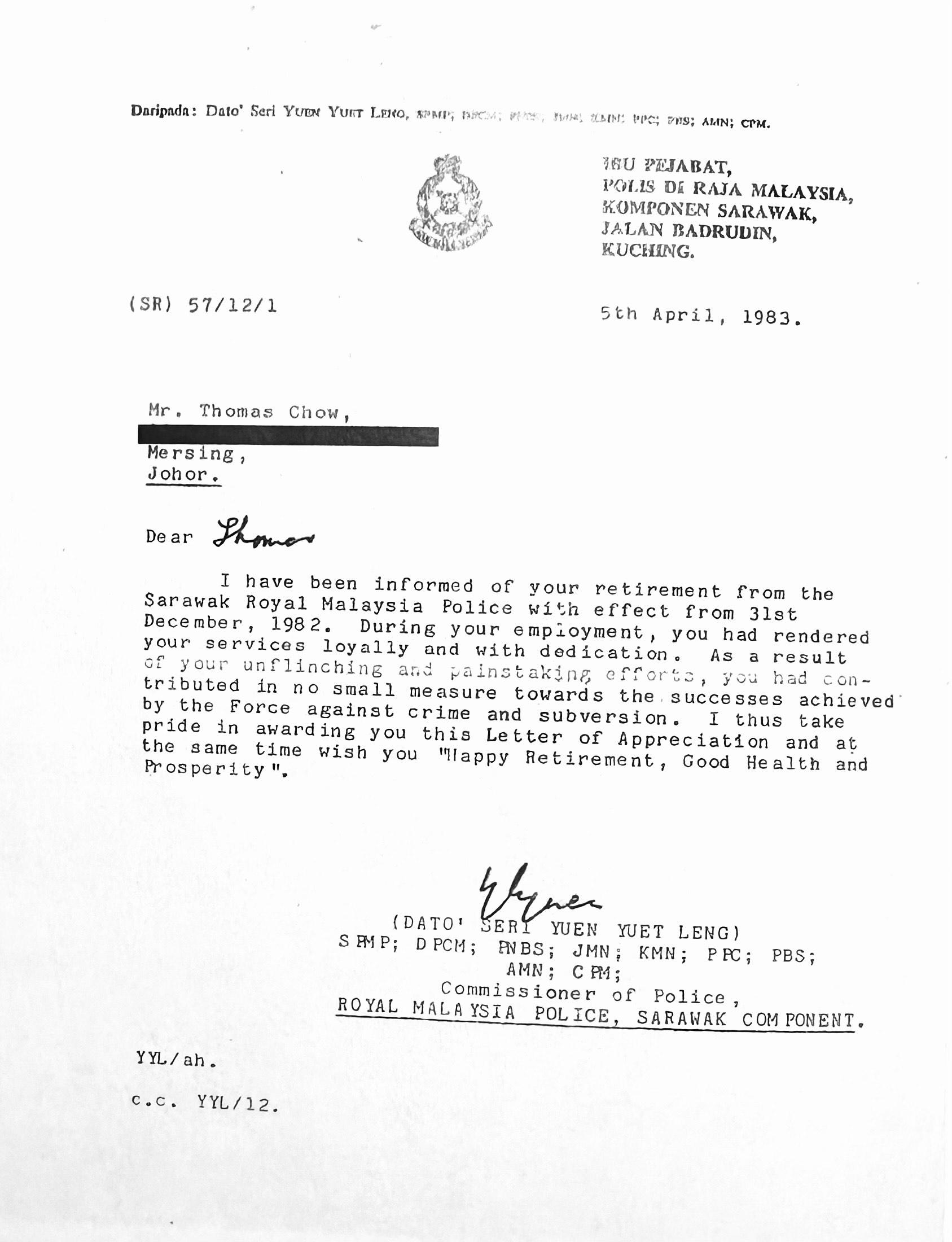 1983年,马来西亚皇家警察部队写给周尚文的退休信中,肯定周尚文对打击砂拉越犯罪和颠覆活动的贡献,还曾颁给他护国奖章(PPN)以资表扬。(受访者提供)