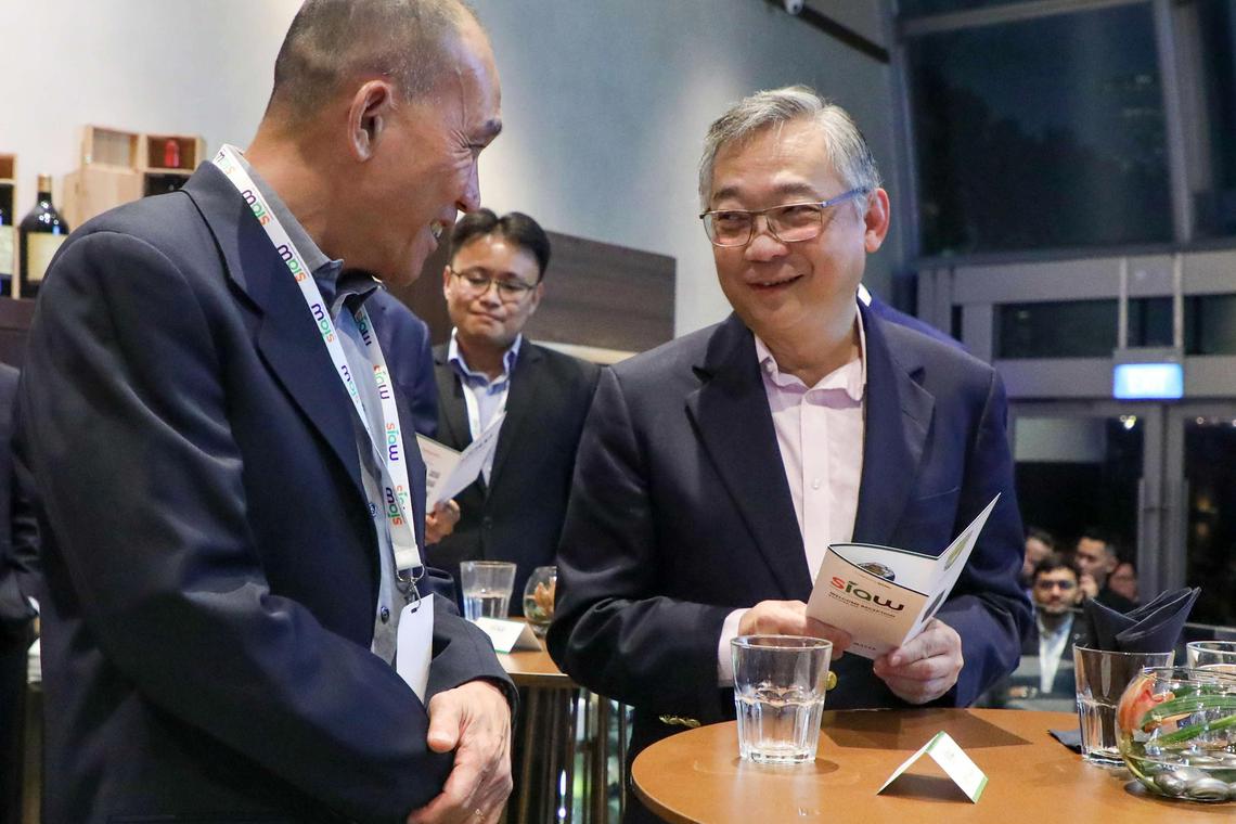 副总理兼贸工部长颜金勇(右)星期一晚上出席新加坡国际农业食品周欢迎仪式时,与新加坡食品局主席林泉宝(左)交流。食品局将通过新加坡食品故事科研计划第二阶段,拨款4000万元资助12个食品创新项目。(新加坡食品局提供)