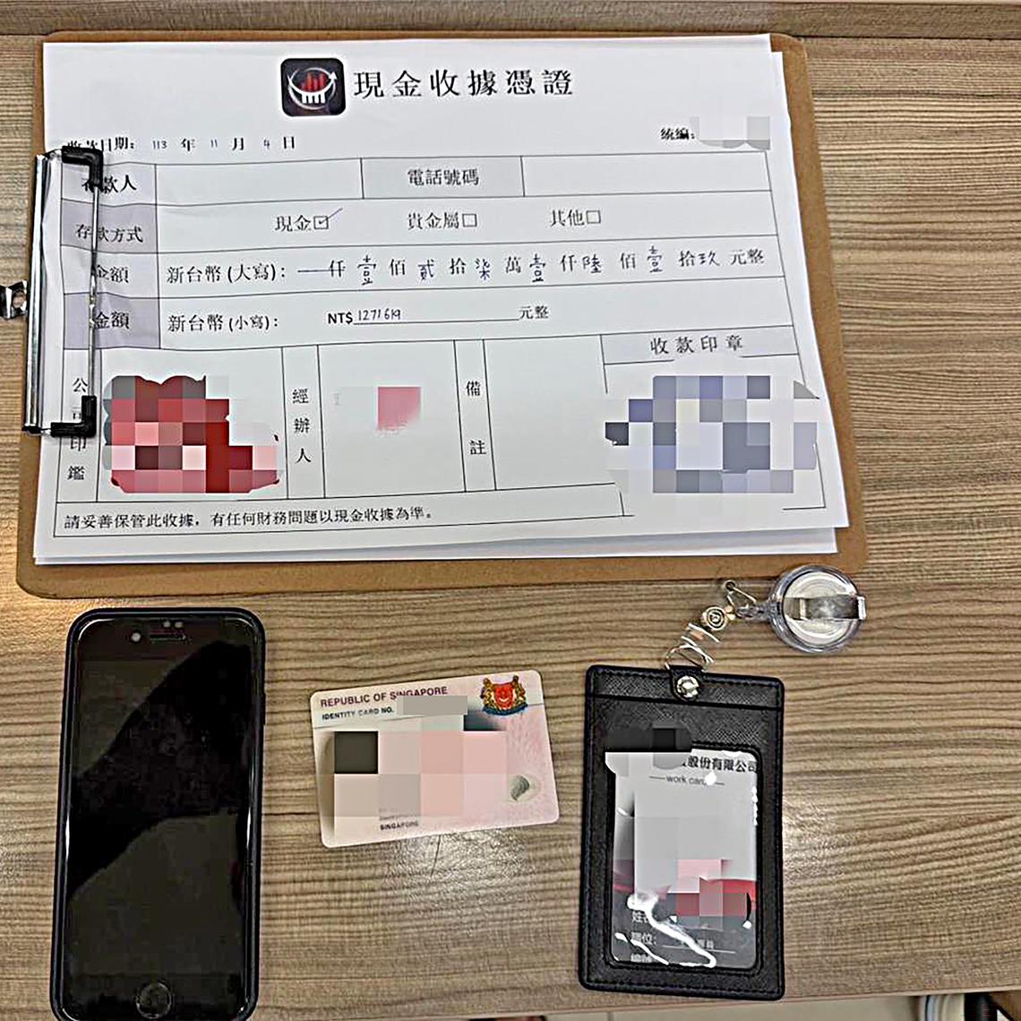 台湾警方起获嫌犯干案时的工具和一张新加坡身份证。(台湾警方提供)