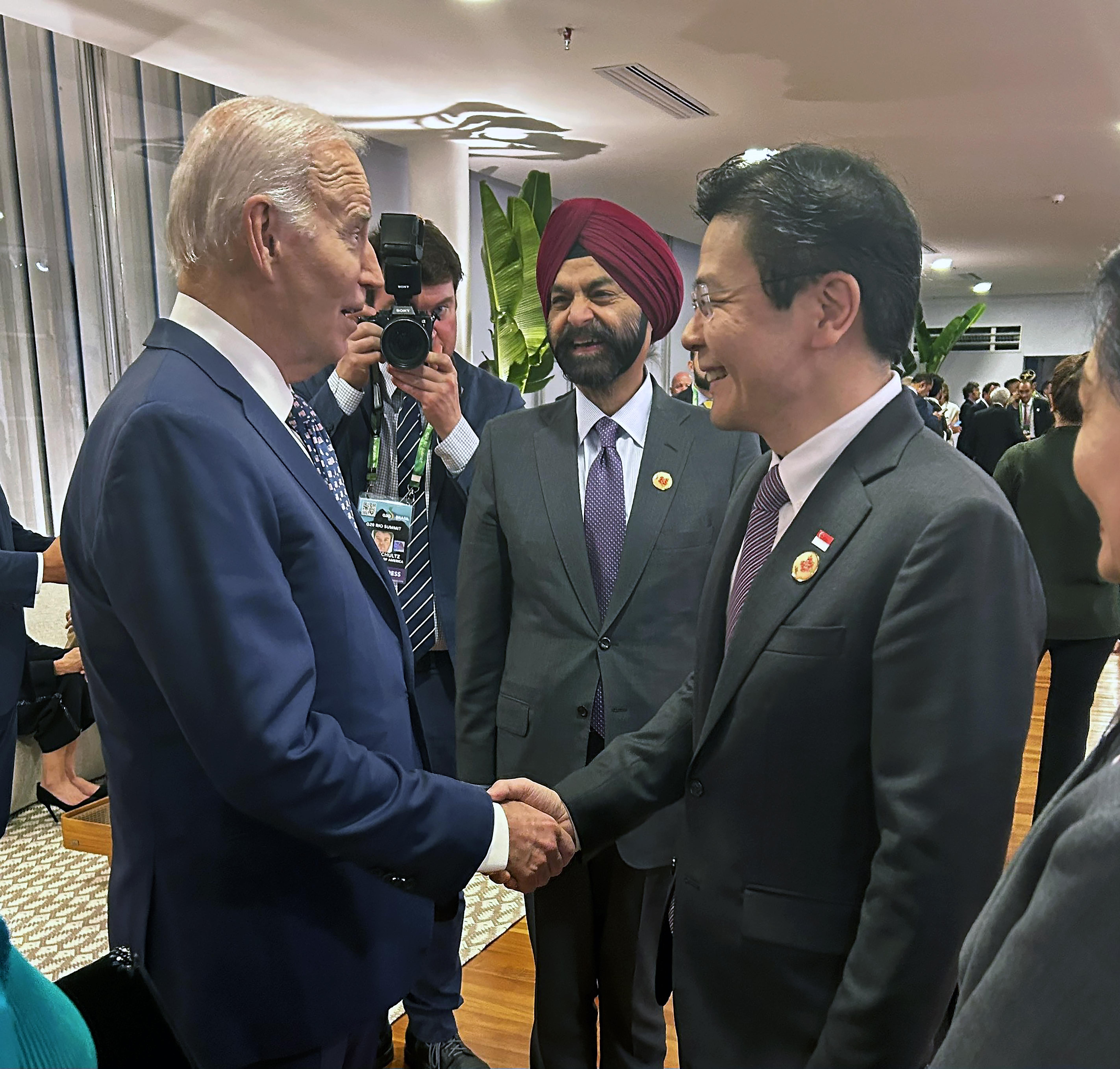 黄总理(右)透过社媒贴文,感谢美国总统拜登大力支持美国与本区域保持接触。(取自黄循财总理X平台)