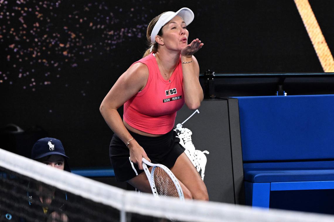 丹妮尔战胜澳洲球员德斯塔妮后,向爆出强烈嘘声的本土球迷送上飞吻。(法新社)