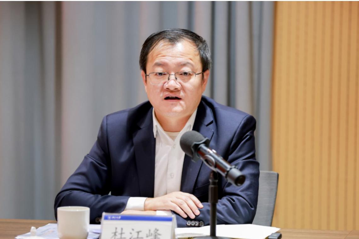 有网民在知乎上说,在杜江峰上任之前,许多学生和家长对这位来自中科大