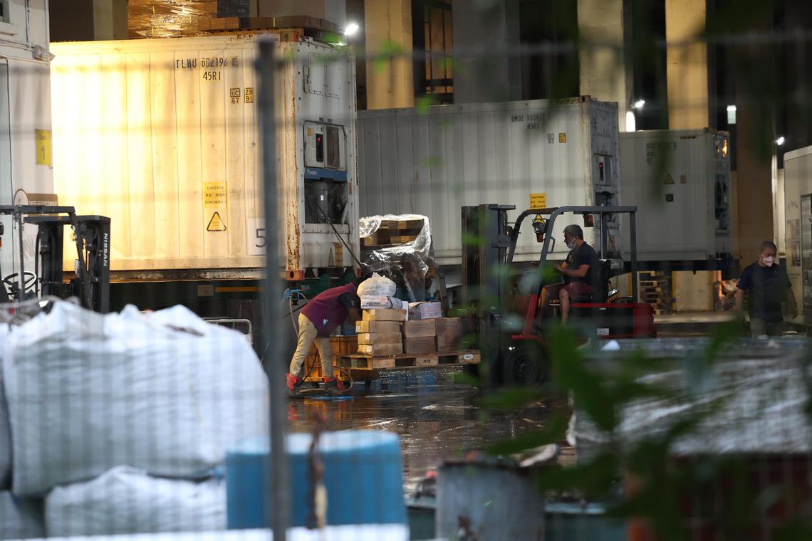 据已停刊的《联合晚报》早前报道,2021年9月3日傍晚,亚洲海洋冷藏库旁的TheSeafoodCompany冷藏库突发坍塌,超过2000公吨冷冻海鲜报废。(陈斌勤摄)