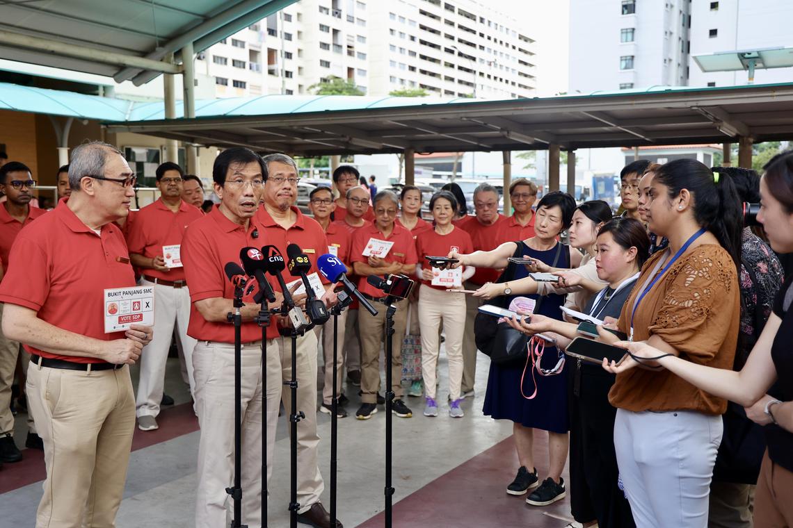 新加坡民主党秘书长徐顺全(前左二)宣布竞选口号,竞选主题包括下调消费税、减轻医疗开销、制定最低工资法,以及保障国人就业机会。在他身旁的是出征三巴旺集选区的党员陈威儒(左)和达曼胡理(前左三)。(陈斌勤摄)