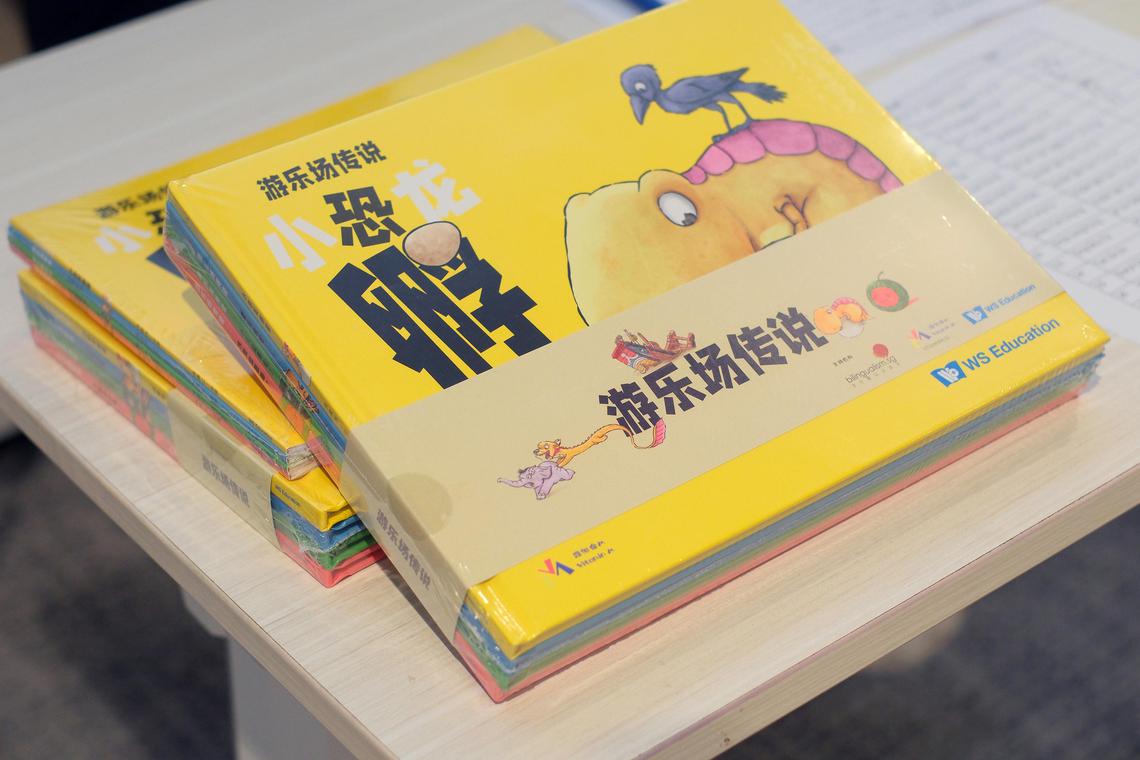 《游乐场传说》绘本为新加坡四座标志性的游乐场注入生动有趣的故事。(受访者提供)