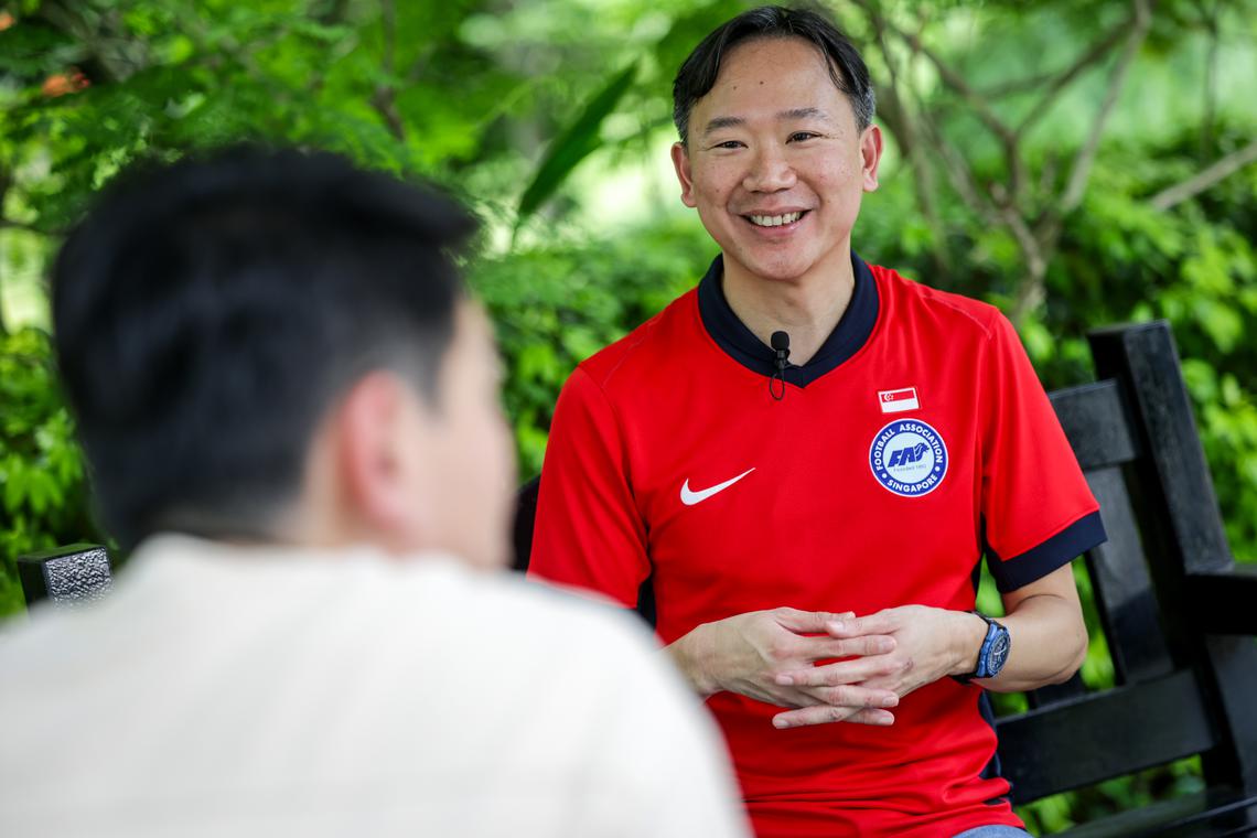 工人党的代表色是蓝色,王锐斌博士为何穿着红色球衣上镜?(视频截图)