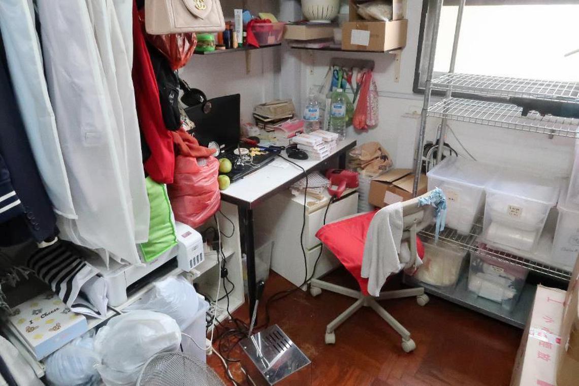 屋内还有自制壮阳药的制药设备,包括胶囊壳、填充机和瓶子等容器。(卫生科学局提供)