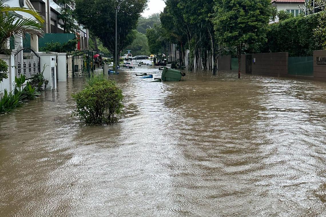 南洋小学附近京士路的街道淹水,垃圾桶漂在水面上,居民的生活和财物都受到严重影响。(读者提供)