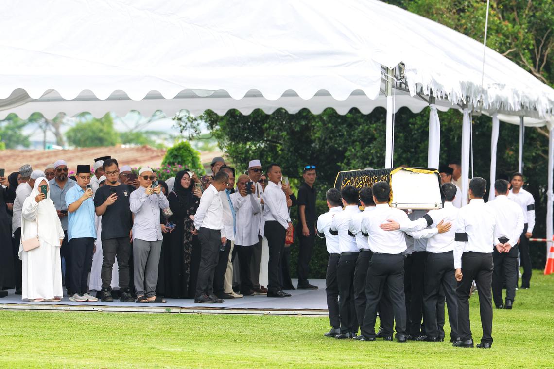 在前总统夫人艾莎下葬的克兰芝国家坟场,多名家属与亲友亲临,表达哀思。(何家俊摄)