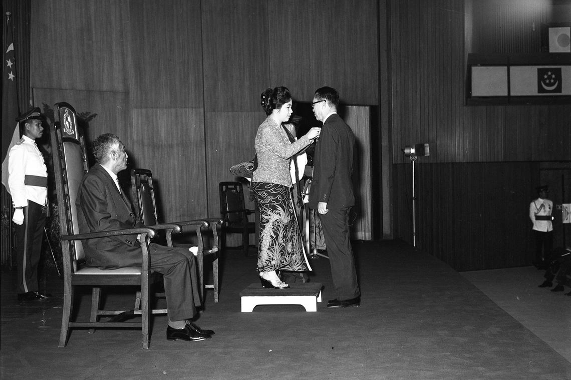 1967年度国家勋章授勋仪式于1968年8月13日在新加坡大会堂举行。新加坡首任总统尤索夫伊萨的夫人艾莎(中)代表总统主持颁赐事宜。艾莎颁授卓越服务奖章给经济发展局主席韩瑞生(右一),左为尤索夫。(档案照片)