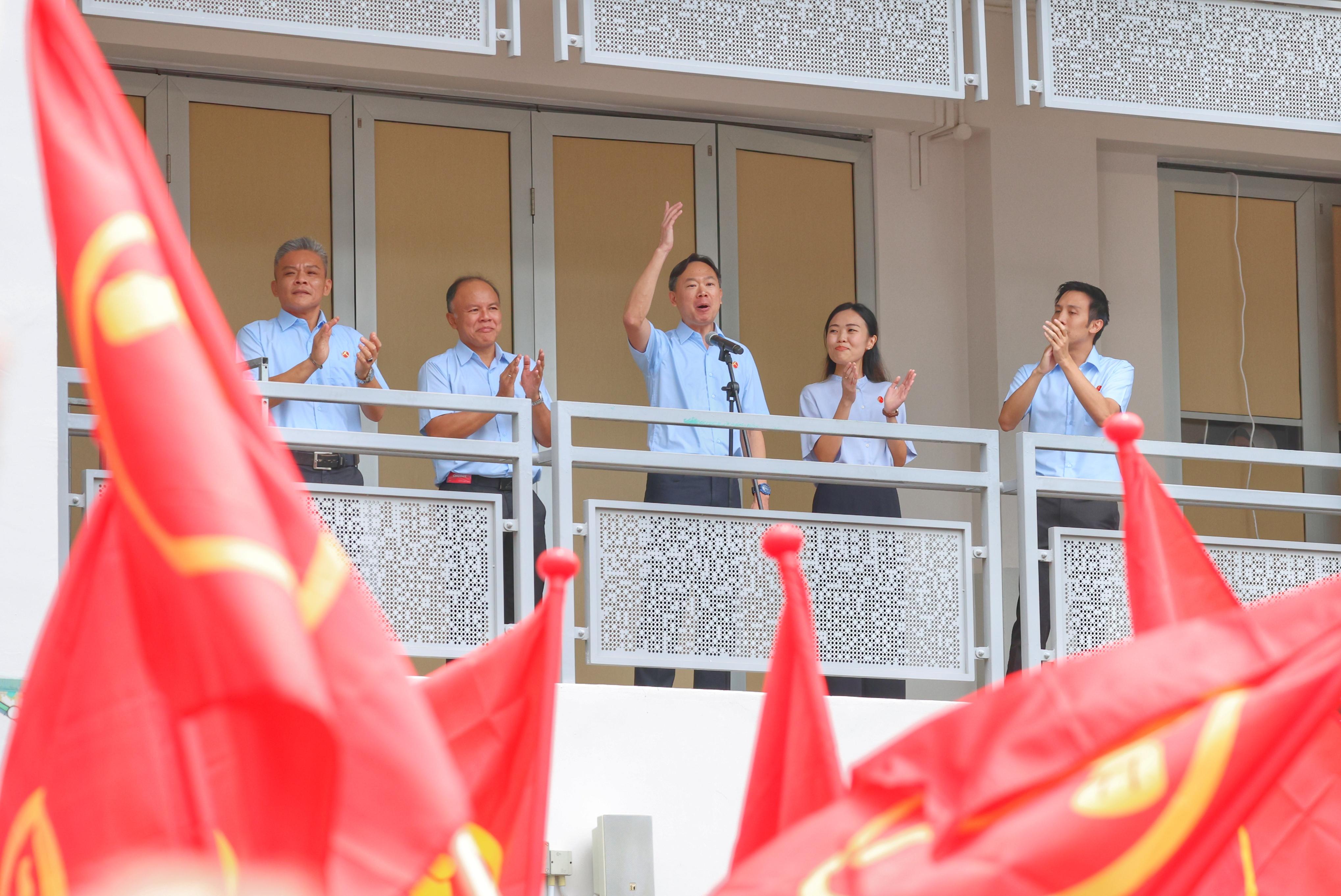 工人党首次挑战淡滨尼集选区,由副主席费沙(左二)领军,带领四名新人。(郑一鸣摄)