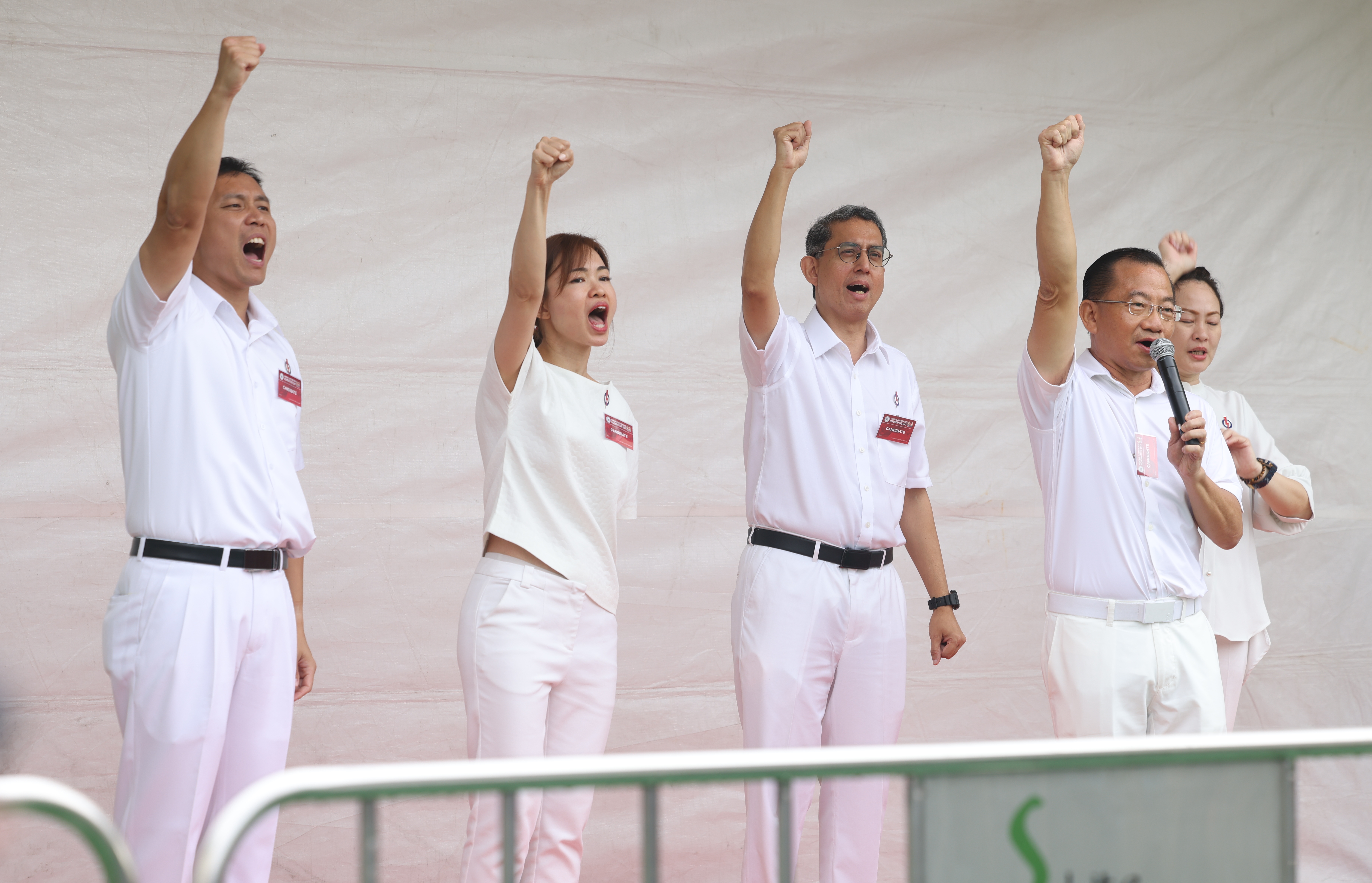 马林百列—布莱德岭集选区五人团队包括马林百列原国会议长谢健平(63岁,右二)、首次参选的彭丽燕(51岁,右一)、原任义顺集选区议员的内政部兼国家发展部政务部长费绍尔副教授(56岁,中)、选区重新划分后并入的麦波申区原议员陈佩玲(41岁,左二),以及临时调到这一区的行动党新人武装部队前参谋长吴培铭准将(43岁,左一)。 (吴先邦摄)