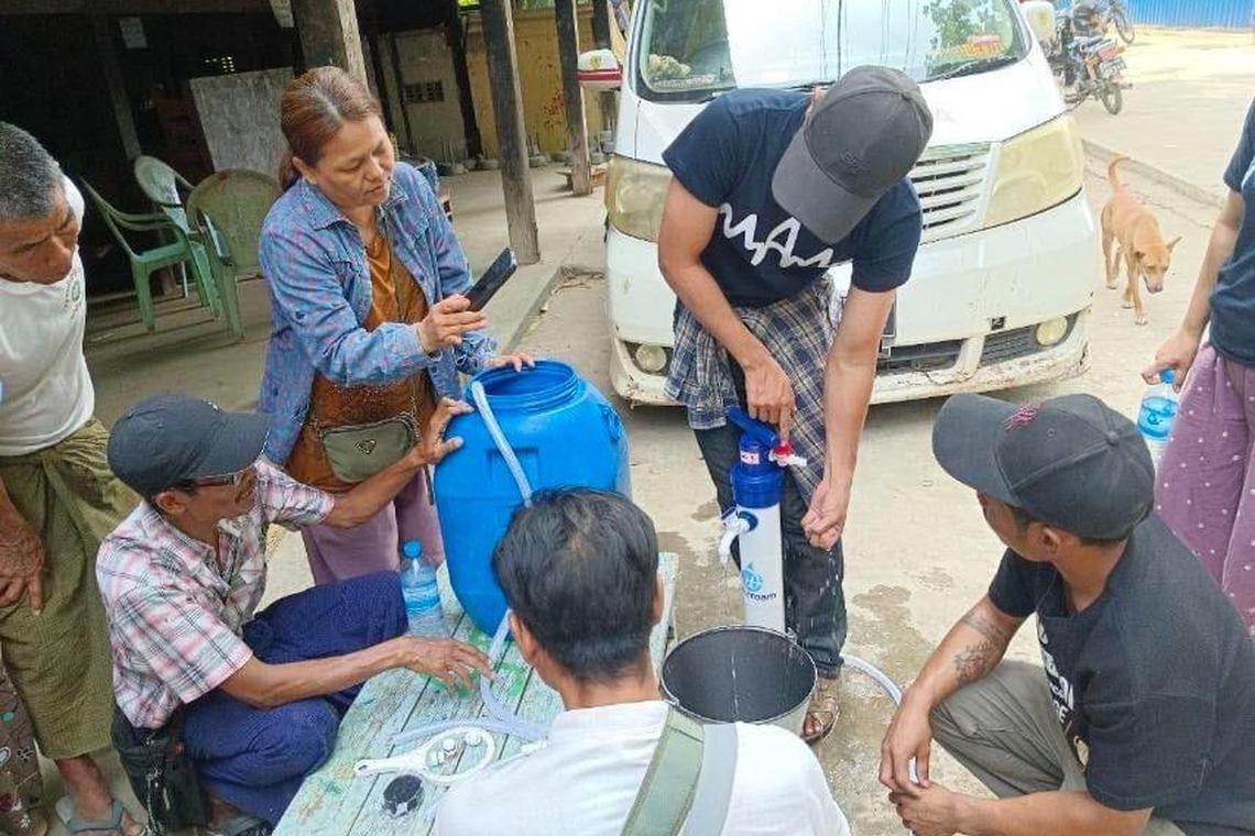苏汉把滤水器捐赠给缅甸当地医疗行动组织Medical Action Myanmar和亚细安人道援助协调中心AHA Centre。(受访者提供)