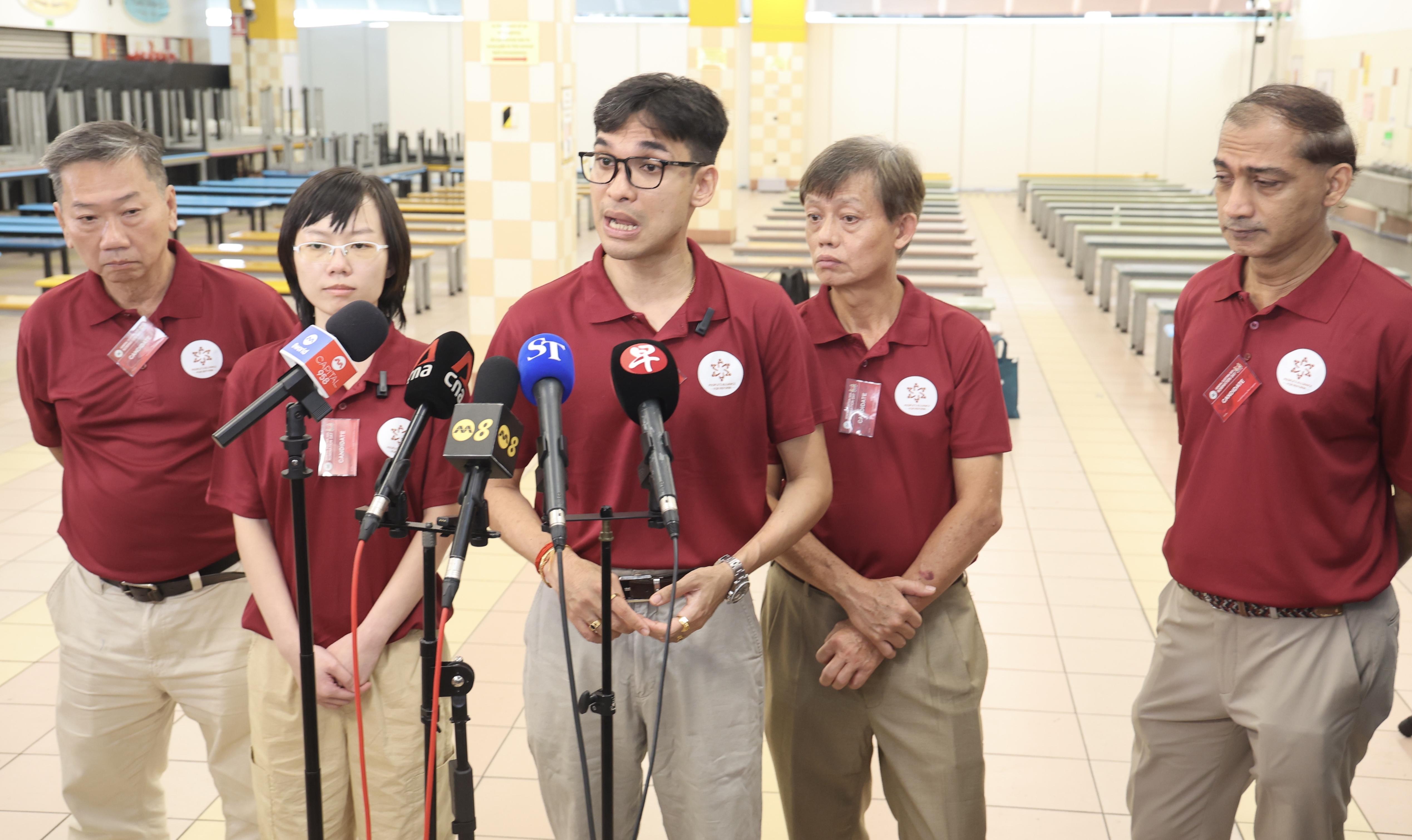 出战丹戎巴葛集选区的人民联盟团队由普拉布(中)领导,成员包括饶永财(左起)、韩慧慧、苏连才,以及绍文马尼。(邬福梁摄)