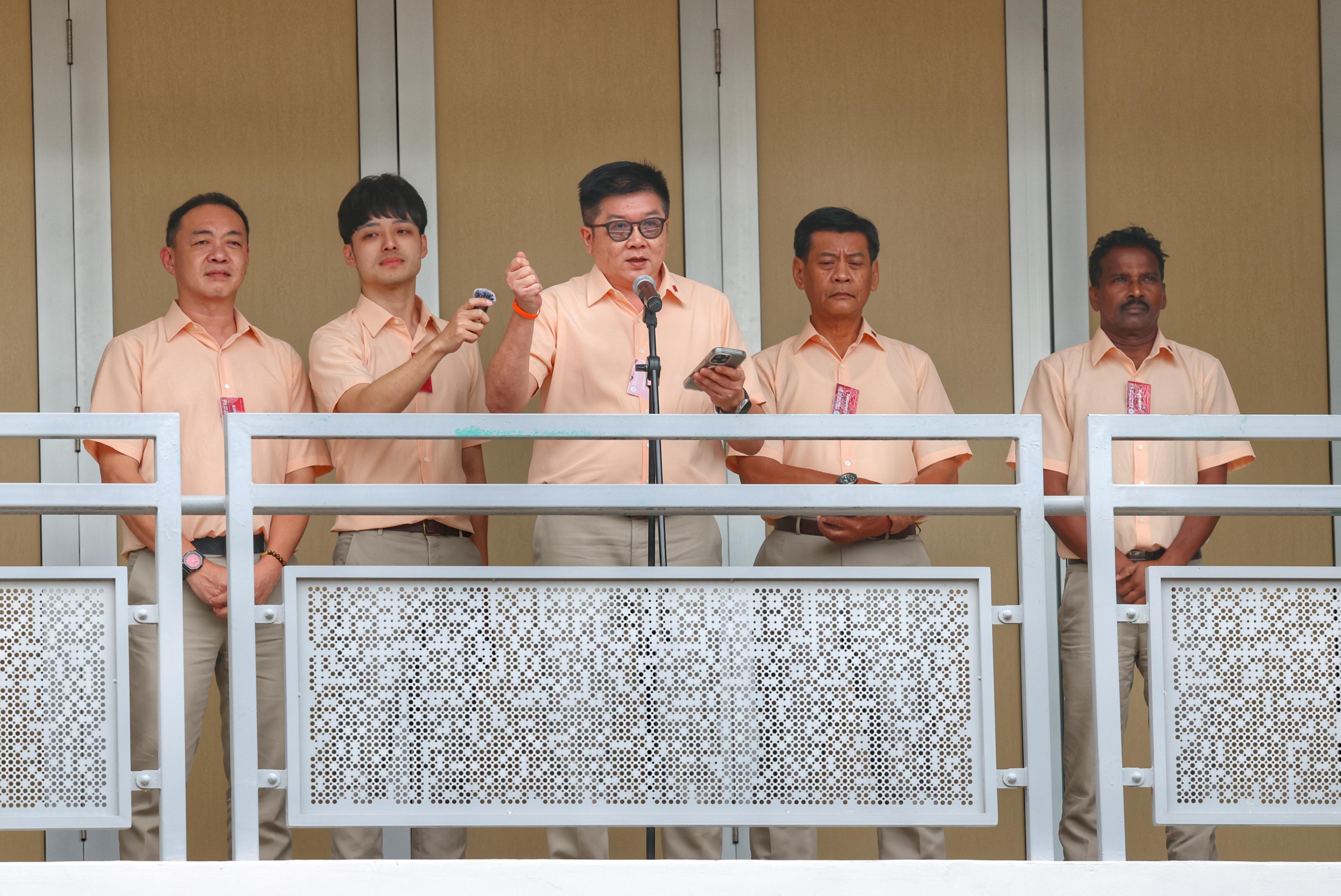 国民团结党再战淡滨尼集选区。五名候选人是主席冯展良(中)、杨任远(左起)、彭伟杰、利茲旺和卡鲁帕亚。(郑一鸣摄)