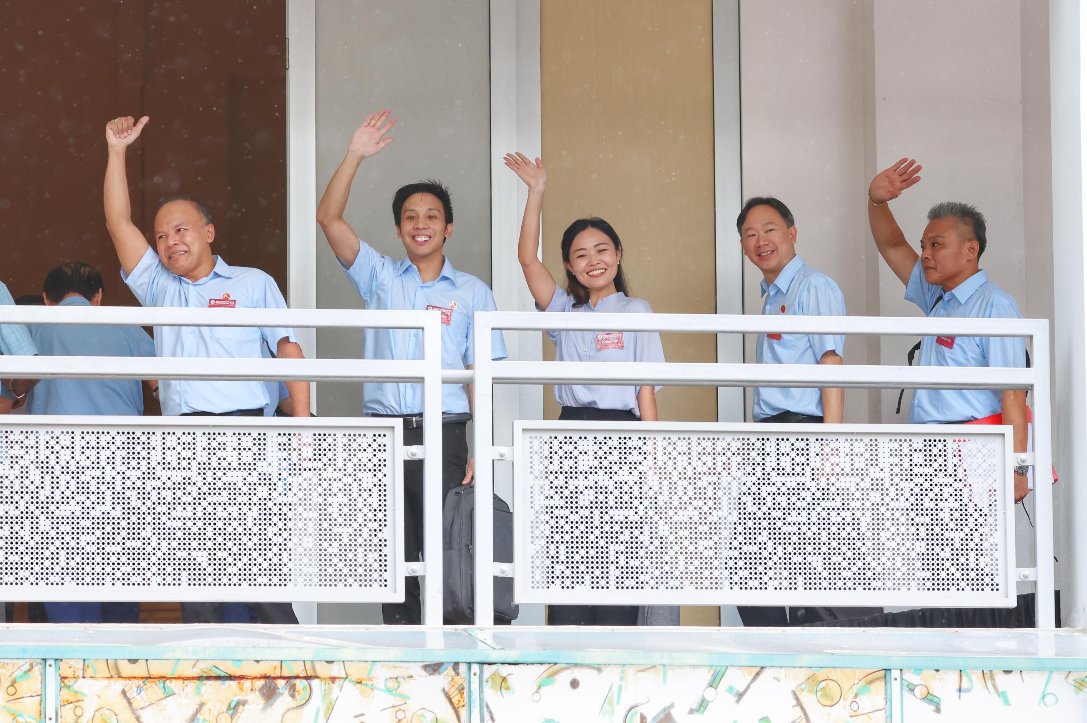 工人党副主席费沙(左一)走出阿裕尼集选区,带领四名新人竞选淡滨尼集选区。他们是唐光伟(左二起)、蒋佩姗、王锐斌和陈钦德。(郑一鸣摄)