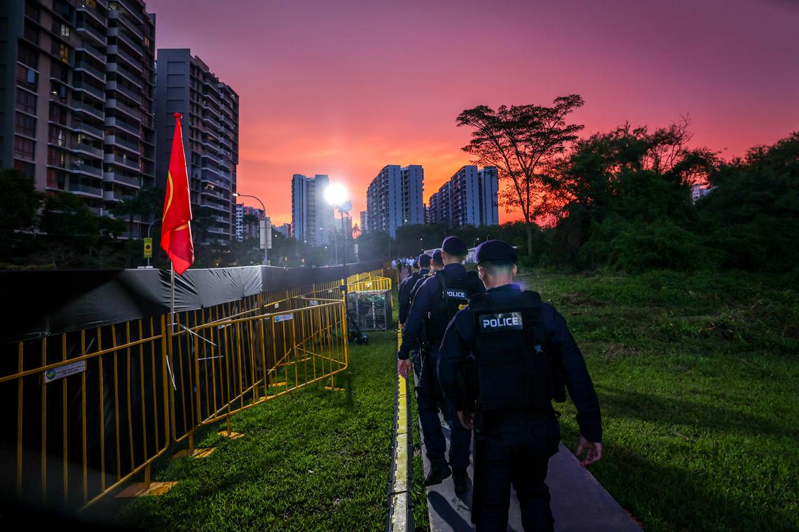 群众大会举行时,警方会派遣不同类型的警员到场维持秩序,确保活动顺利进行。(叶振忠摄)
