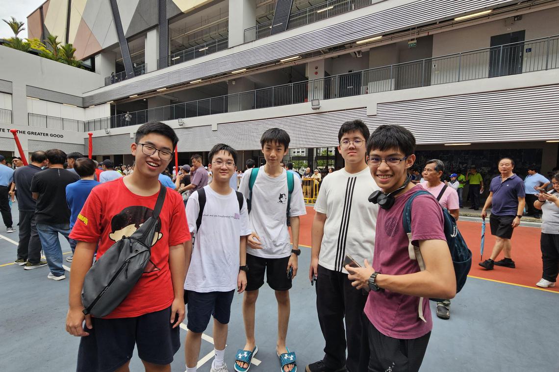 尤索夫依萨中学是提名站之一,五名中学生回校感受提名日现场气氛。左起为郭宇捷、杨融斌、柯承锐、杨展豪和马奎斯(Miguel Marquez)。(黄亿敏摄)