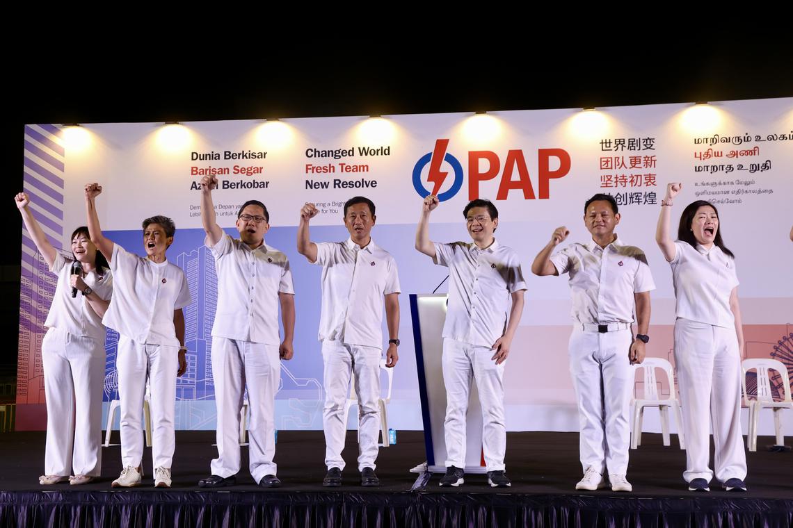 在行动党首场群众大会上讲话的有:马西岭—油池集选区的四名原议员黄循财总理(右三)、国防部兼人力部高级政务部长扎吉哈(右二)、西北市长任梓铭(左三)和原议员苏慧敏(右一),以及来自自毗邻三巴旺集选区的卫生部长王乙康(左四)和三巴旺西区候选人傅丽珊(左二)。(邝启聪摄)