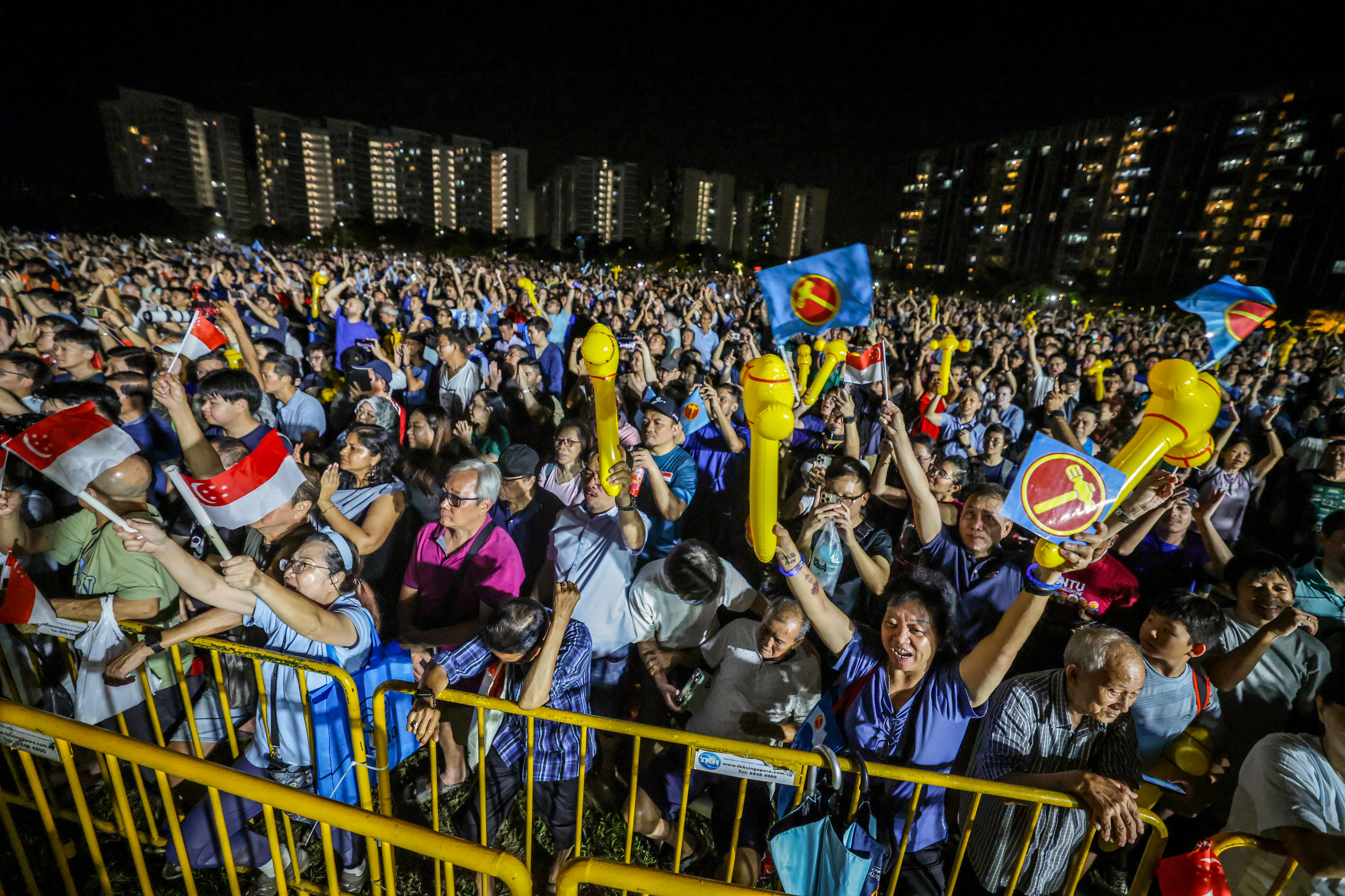 工人党星期四晚上在盛港安谷弯The Vales公寓旁的草场举行首场群众
大会。大批支持者到场,大会司仪期间多次呼吁支持者守秩序往内移,
警方也进行车辆管制,限制车辆进入。(叶振忠摄)