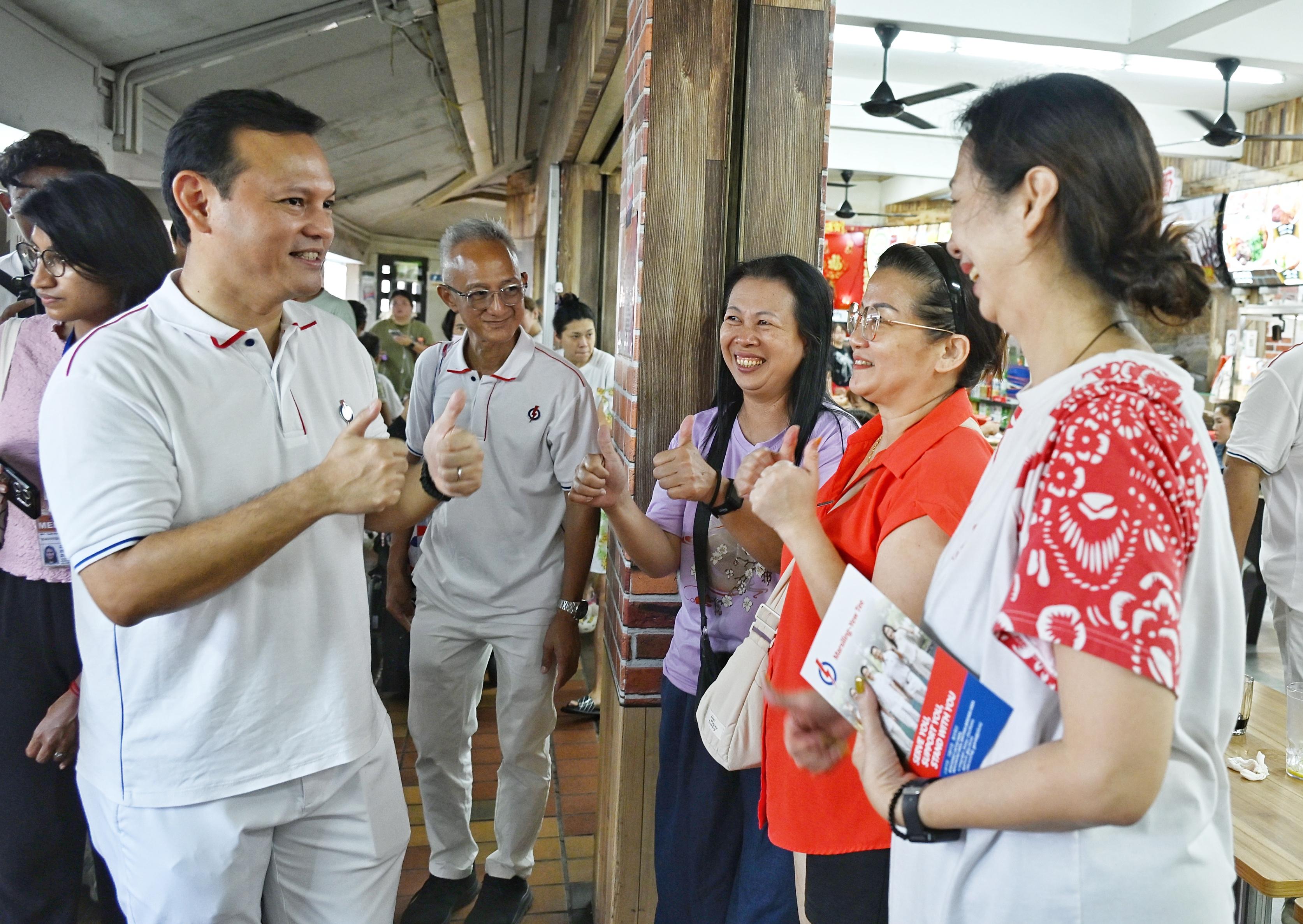 行动党派出原班人马留守马西岭—油池集选区,国防部兼人力部高级政务部长扎吉哈(左一)星期六与原议员的任梓铭和苏慧敏一起走访区内的小贩中心和咖啡店,争取居民的支持。(每日新闻)