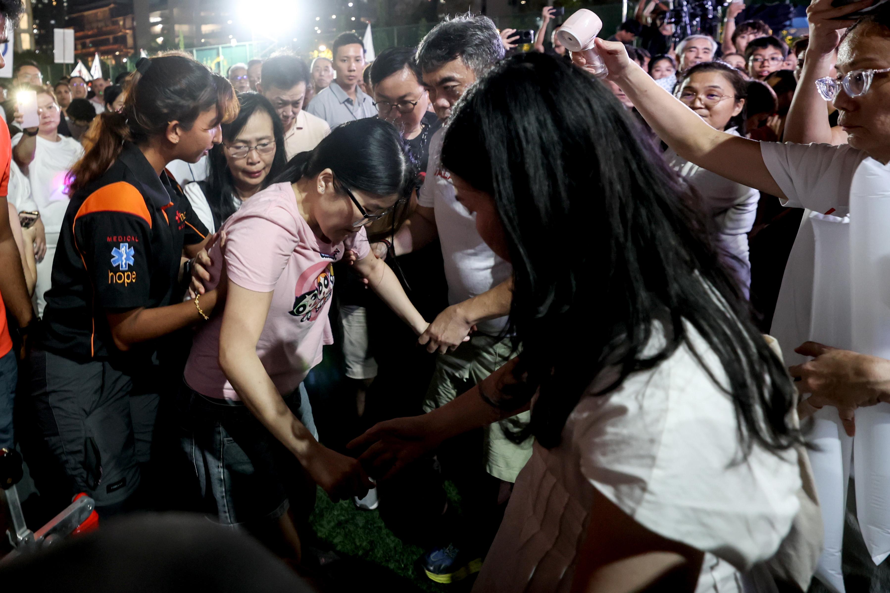 惹兰加由区群众大会进行到黄志明发言时,一名女观众不知何故晕倒,大会暂停约五分钟。女子接受初步医疗护理后离场,黄志明继续发言。(关俊威摄)