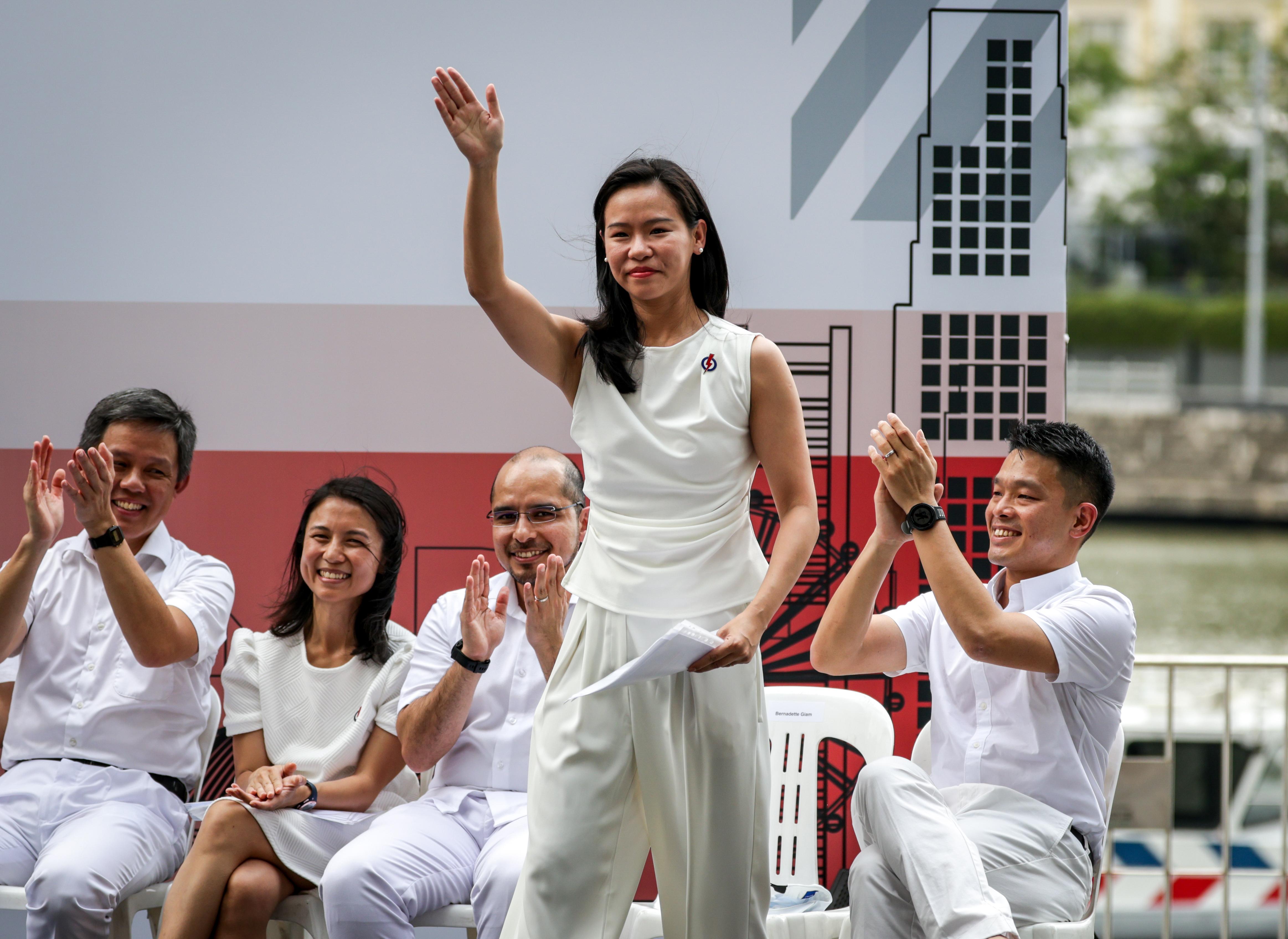 行动党盛港集选区候选人王诗佳(前排)在浮尔顿午间群众大会上说,新加坡从来不是建立在恐惧之上,而是由勇气、开放和团结奋进的精神所铸就的。其他参与这场群众大会的行动党候选人有行动党助理秘书长、教育部长陈振声(后排左起)、义顺集选区候选人吴函燕和赛义德哈伦(Syed Harun Alhabsyi),以及裕廊东—武吉巴督集选区候选人许德财等人。(叶振忠摄)