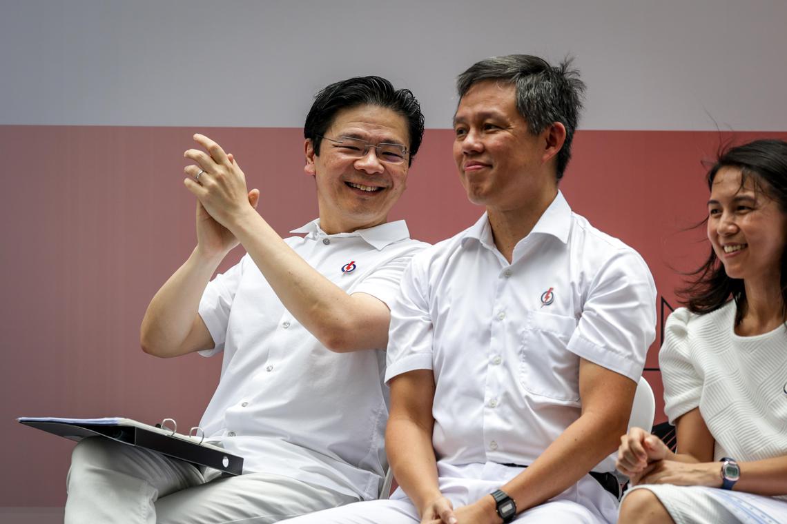 教育部长陈振声出现在浮尔顿午间群众大会,为其他候选人助阵。黄循财总理(左)上周点名四位部长是执政团队的关键成员,陈振声是其中一位。(叶振忠摄)