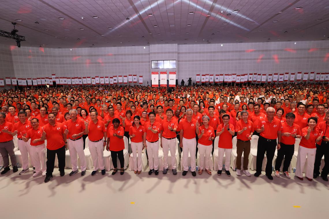 五一劳动节集会星期四在白沙乐怡度假村举行。虽然是2025年全国大选竞选期,到场的劳资政三方代表,包括人民行动党的候选人,都穿上橙红色的职总马球衫。出席者包括(前排左起)前职总秘书长林瑞生和陈振声、国会议长谢健平、前工运官委议员阿都沙曼、国务资政兼国家安全统筹部长张志贤、人力部长兼贸工部第二部长陈诗龙医生、职总会长丹娜乐芝米、黄循财总理夫人吕子蕊、黄总理、职总秘书长黄志明、国务资政李显龙、李资政夫人何晶、副总理王瑞杰、新加坡全国雇主联合会会长陈启德、荣誉国务资政吴作栋、职总副会长林志康、永续发展与环境部长傅海燕,以及前职总秘书长林文兴。(邝启聪摄)