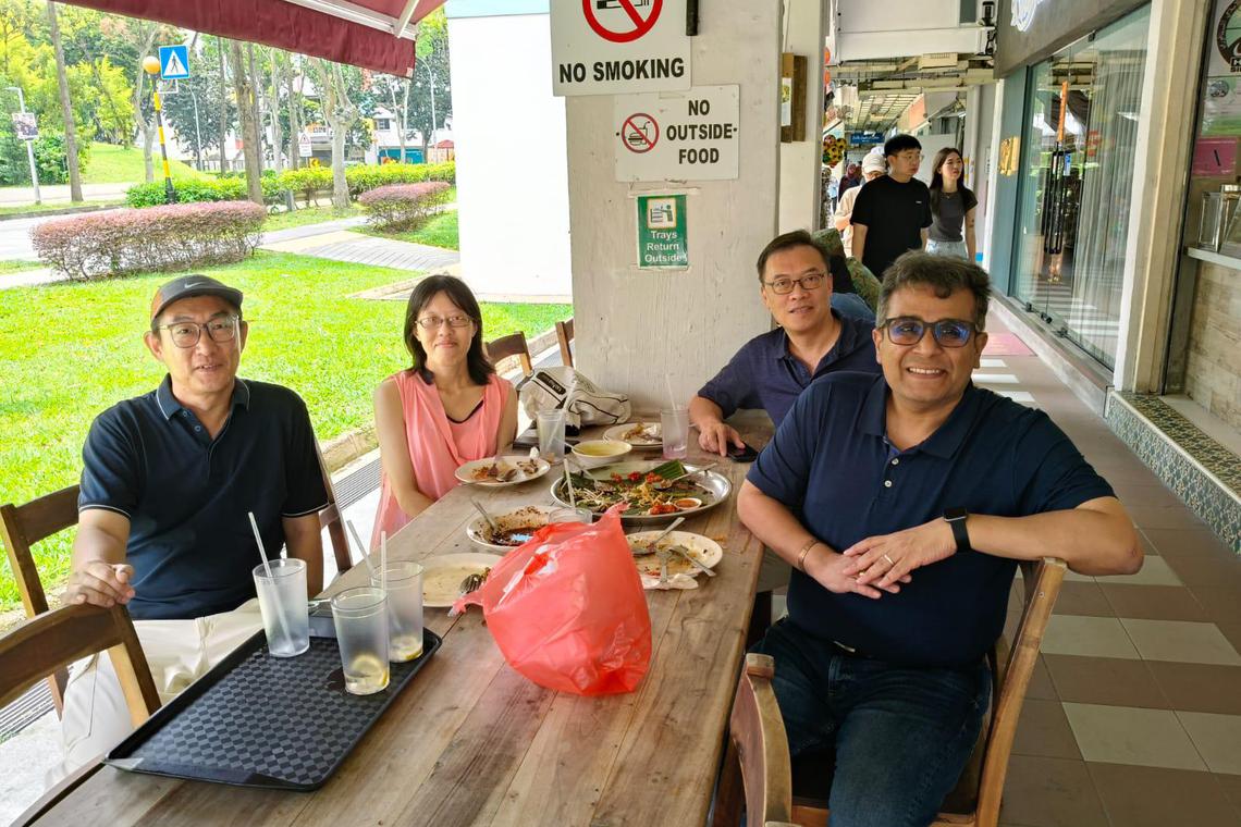 红点同心党义顺集选区候选人林怡慧(左二) 与队友在义顺忠邦区共进午餐,随后前往纳福城逛街购物, 晚间再前往总部开会。(受访者提供)