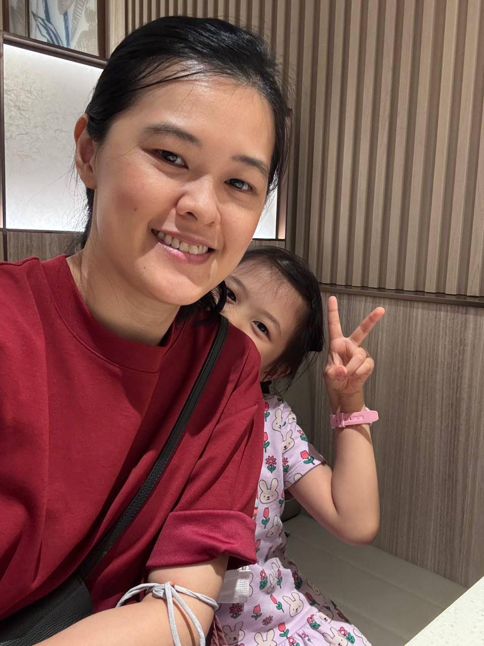 新加坡前进党先驱单选区候选人陈芬妮,在冷静日与丈夫和女儿共进午餐,还一同去图书馆。( 受访者提供)