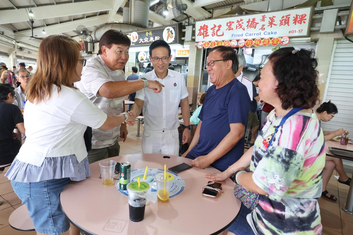 人民行动党淡滨尼尚育区参选人朱倍庆(中)胜选后,在星期天(5月4日)早上到淡滨尼圆巴刹与熟食中心等地点答谢选民,并与居民们亲切互动。(唐家鸿摄)