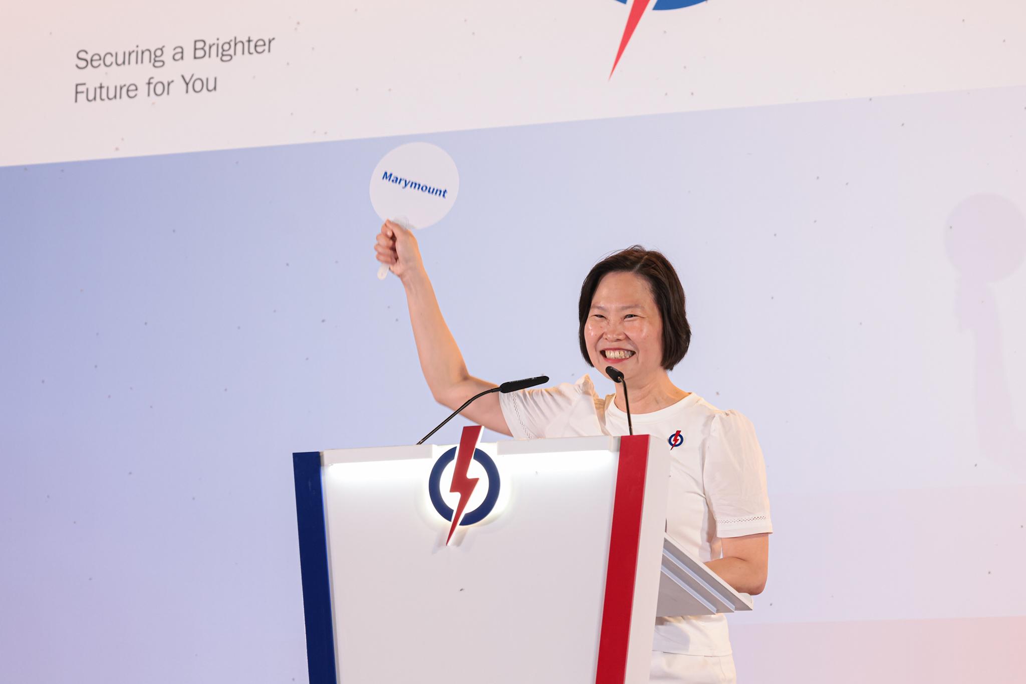 颜晓芳胜选后上台致辞时,感谢玛丽蒙居民的支持和信任,并承诺会打造一个更好的居住环境。(李冠卫摄)