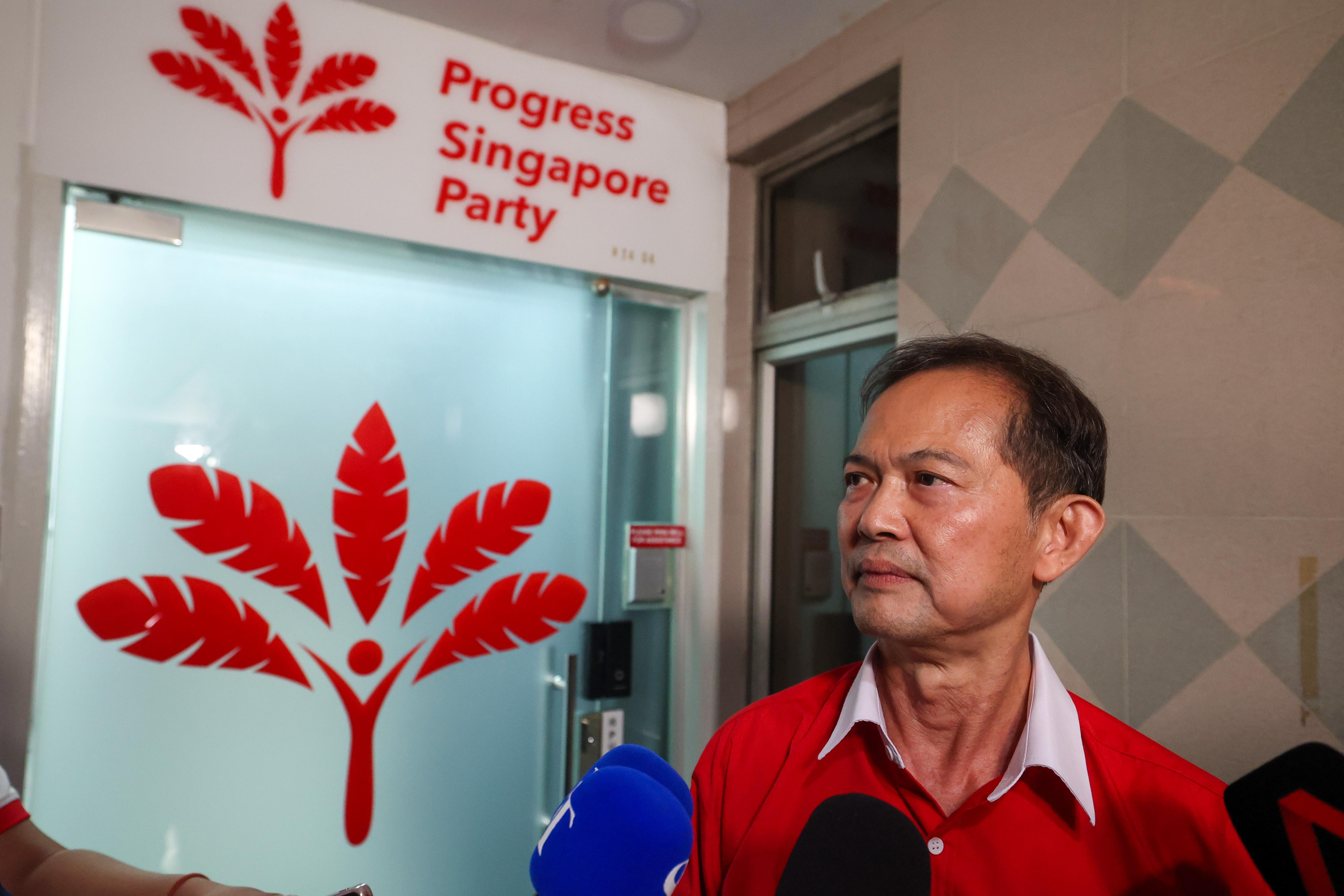 新加坡前进党秘书长梁文辉离开党总部前,对记者表示不会再发布任何文告,前进党近期也不会有公开活动。(陈斌勤摄)