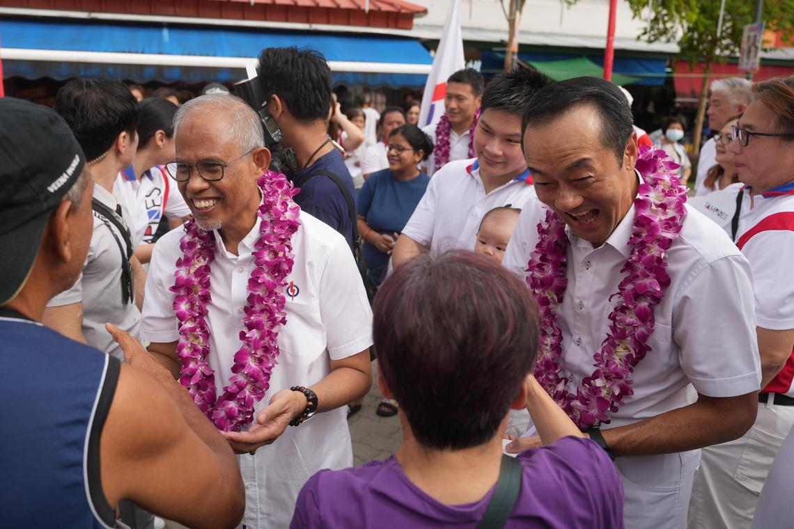 人民行动党在淡滨尼集选区面对四角战,最终只以52.02%得票率保住议席。领军的马善高部长(中)星期天一早带领当选团队走访选区谢票。右二为永续发展与环境部兼人力部高级政务部长许宝琨医生。 (谢智扬摄)