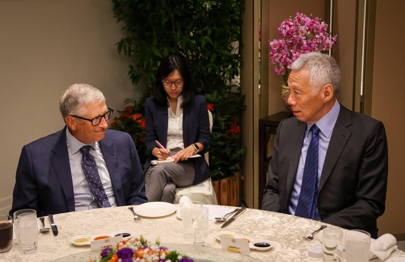 到新加坡参加2025年亚洲慈善峰会的比尔·盖茨(左)与国务资政李显龙(右)及张志贤(不在镜头内)共进午餐。(数码发展及新闻部提供)